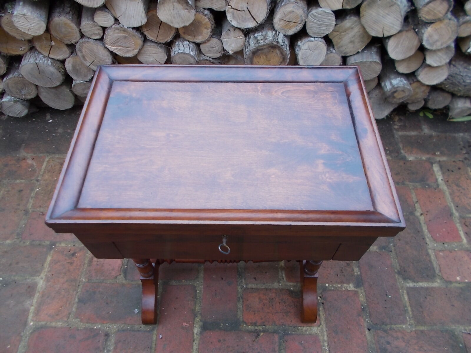 Worker side table / dressing table
