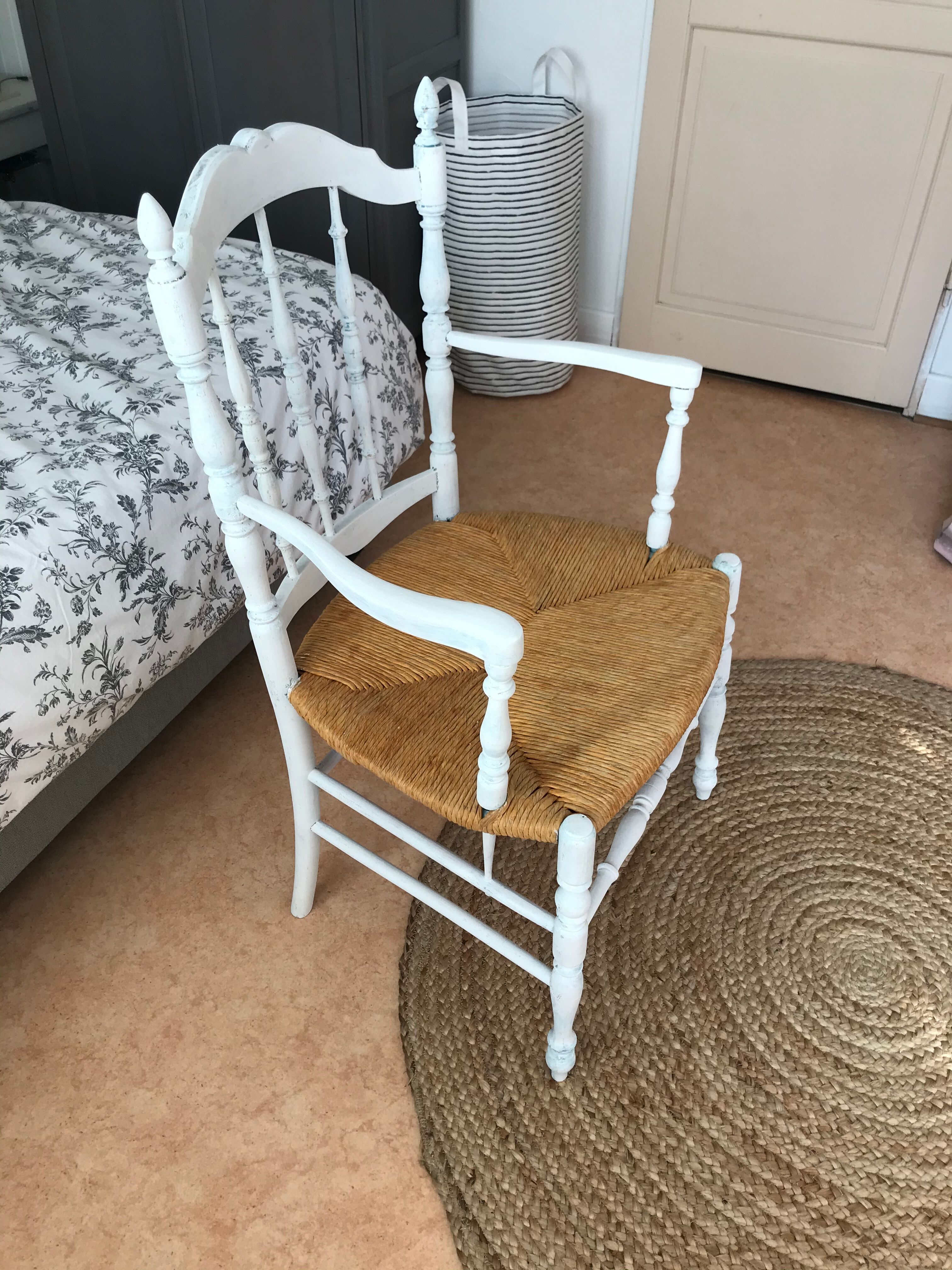 Fauteuil blanc assise paillée