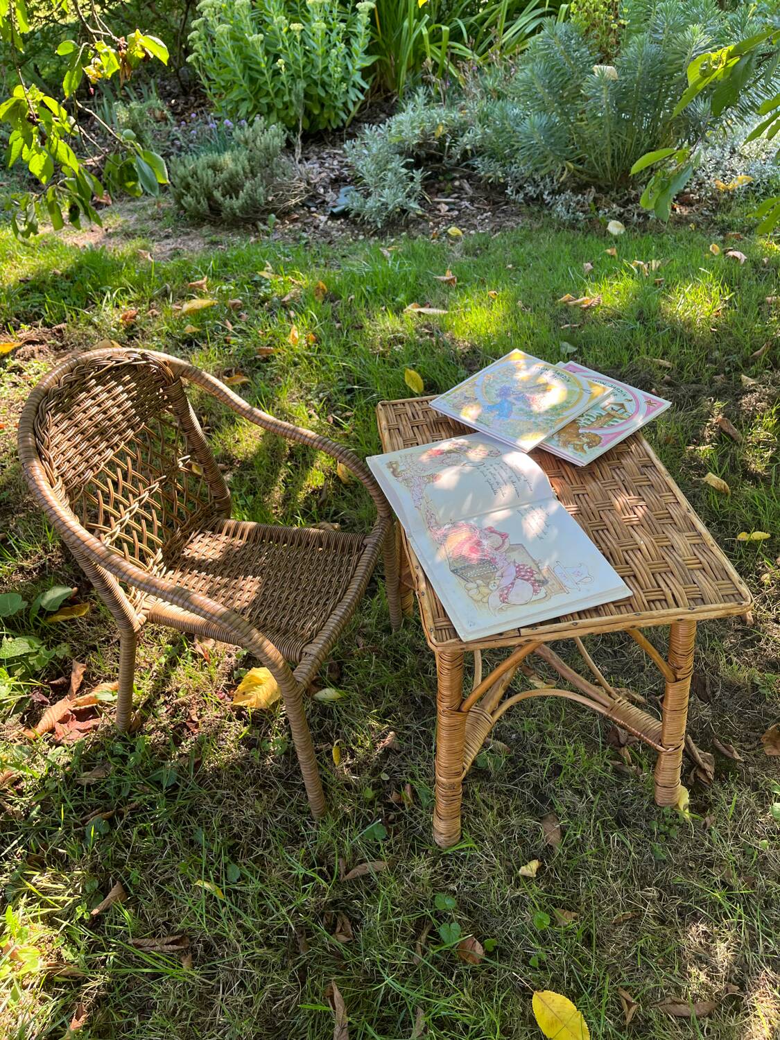Small children's chair in beige scoubidou.