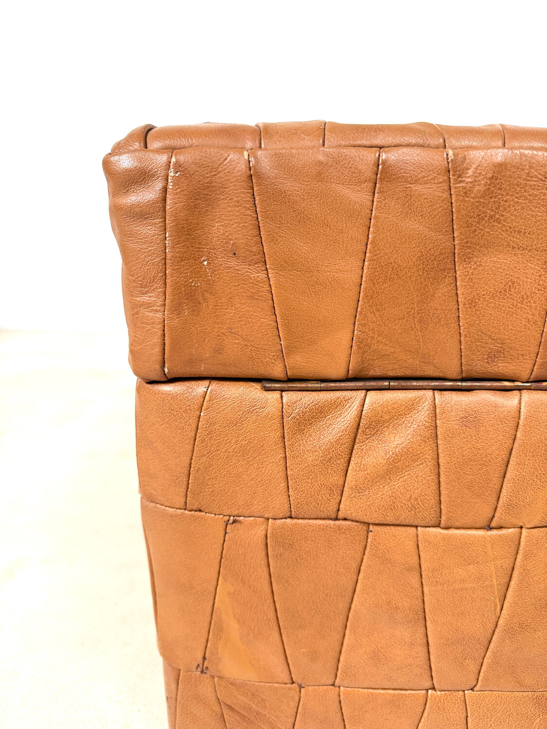 Storage pouffe in the "De Sede" style.