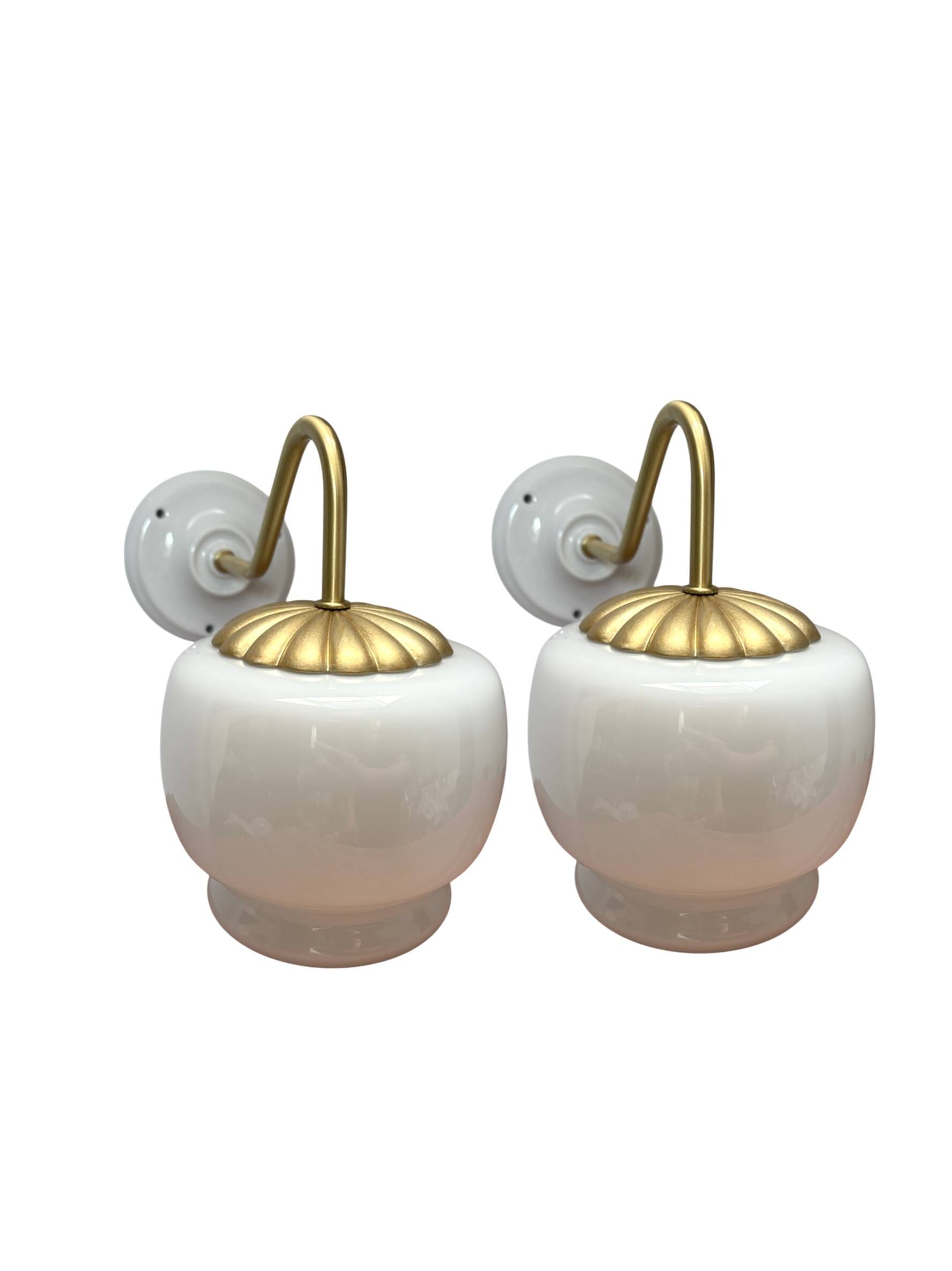 Paire d’appliques murales vintage globes blancs