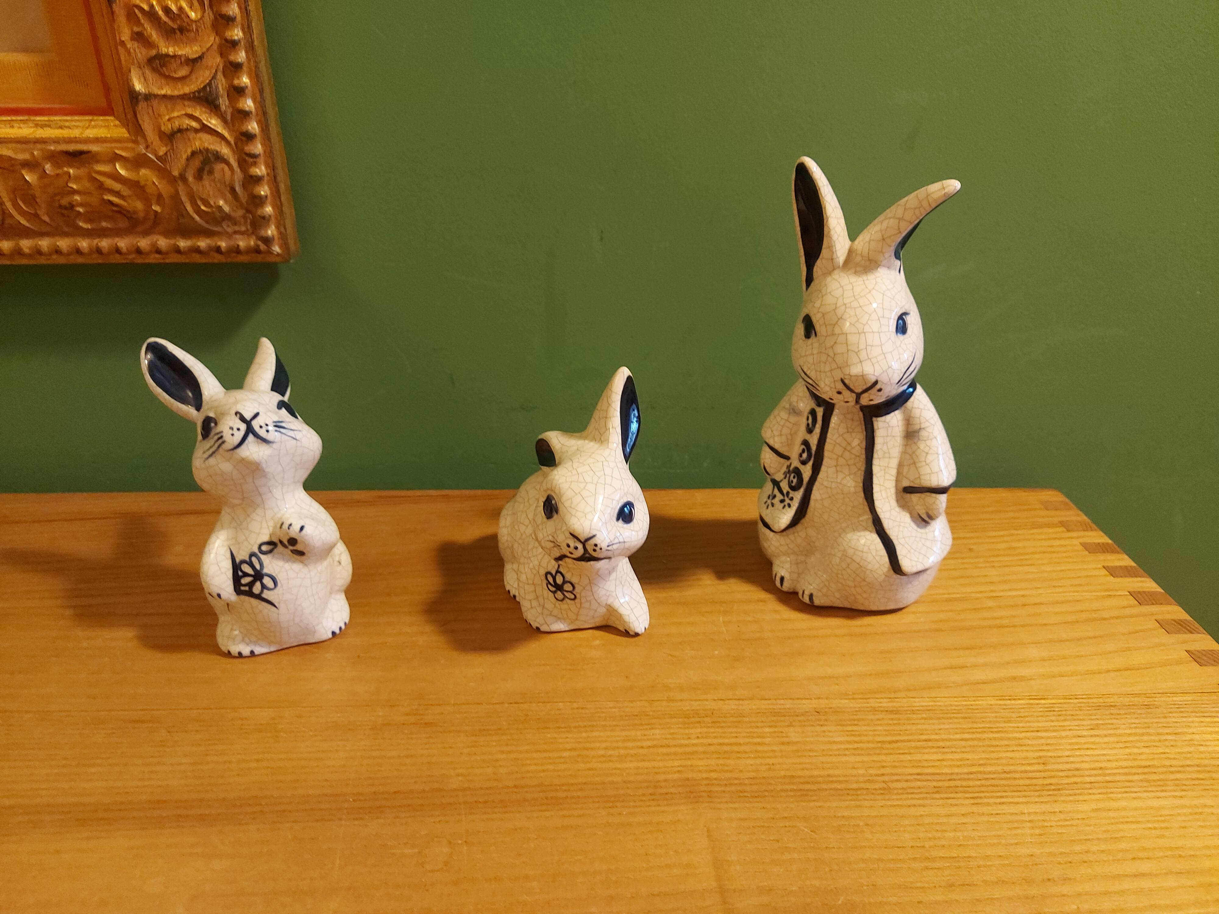 3 lapins en céramique craqelée  , poterier Dedham , Usa