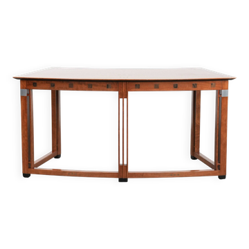 Bureau au design Art Déco avec une belle finition et des formes élégantes.