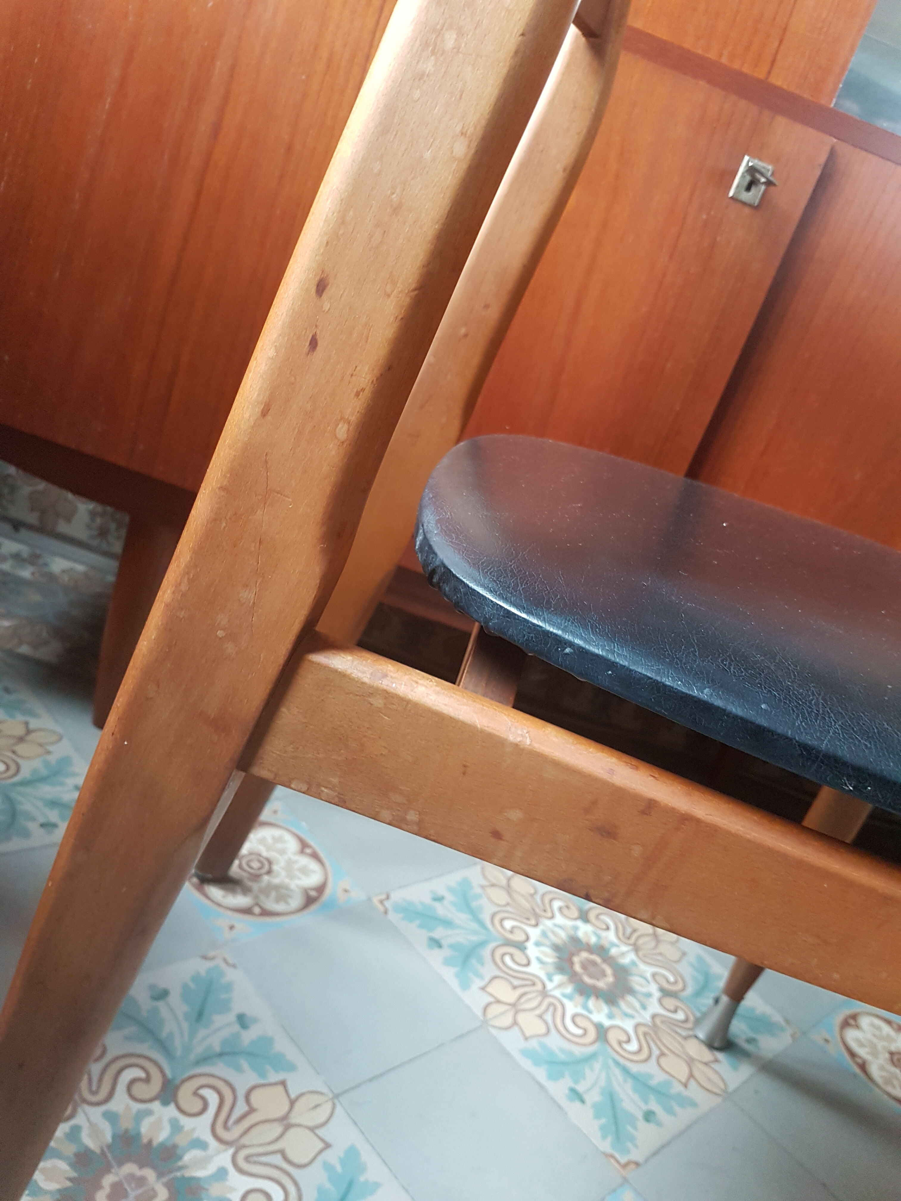 6 vintage leatherette chairs and wood