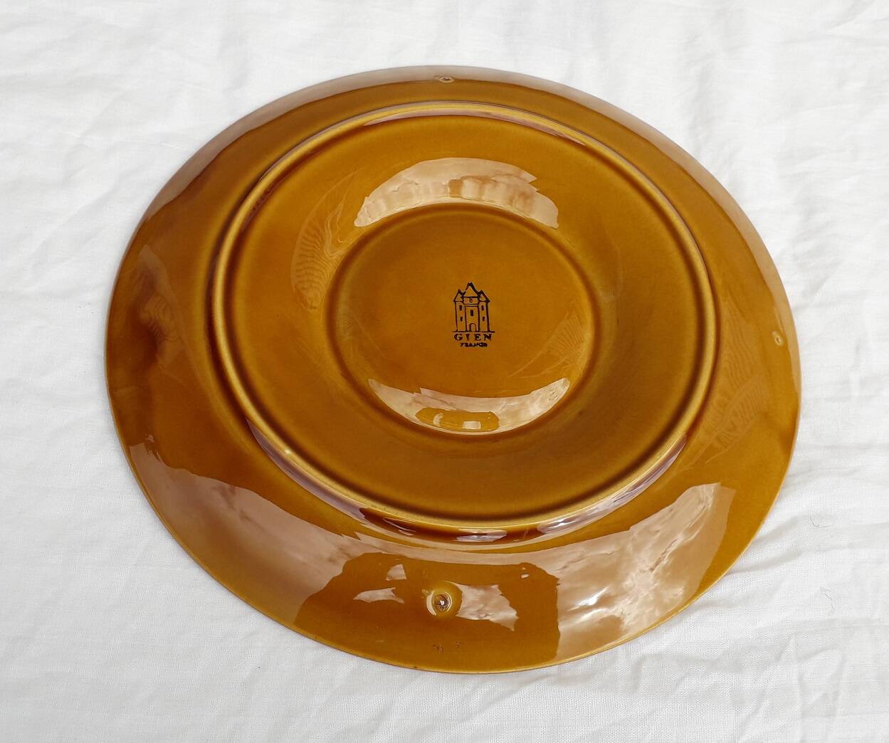 Assiette à artichaut en barbotine en faïence de Gien