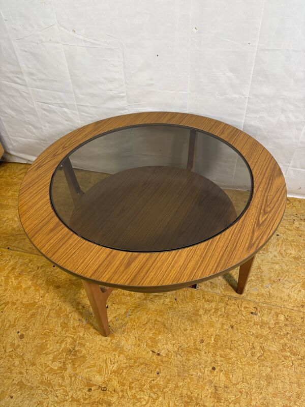 Table basse ronde vintage rétro des années 1960-1970. Un style élégant.