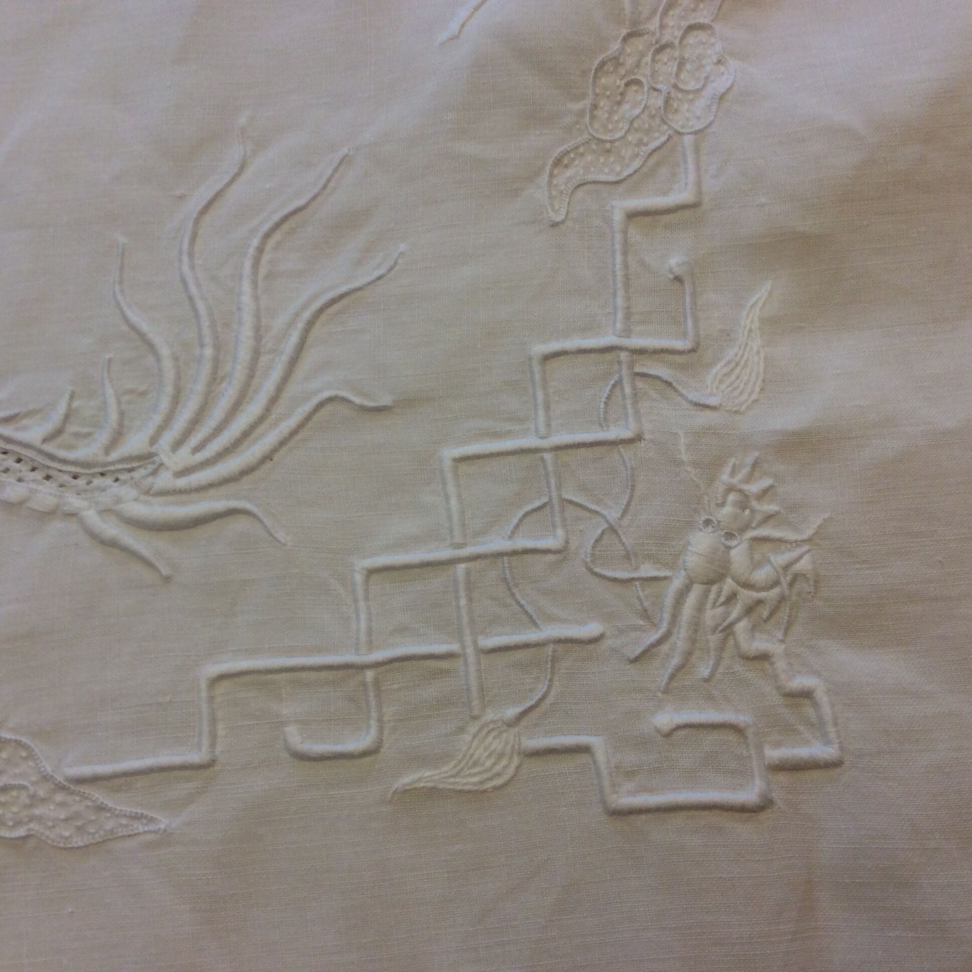 Large tablecloth and 12 hand-embroidered towels - vintage