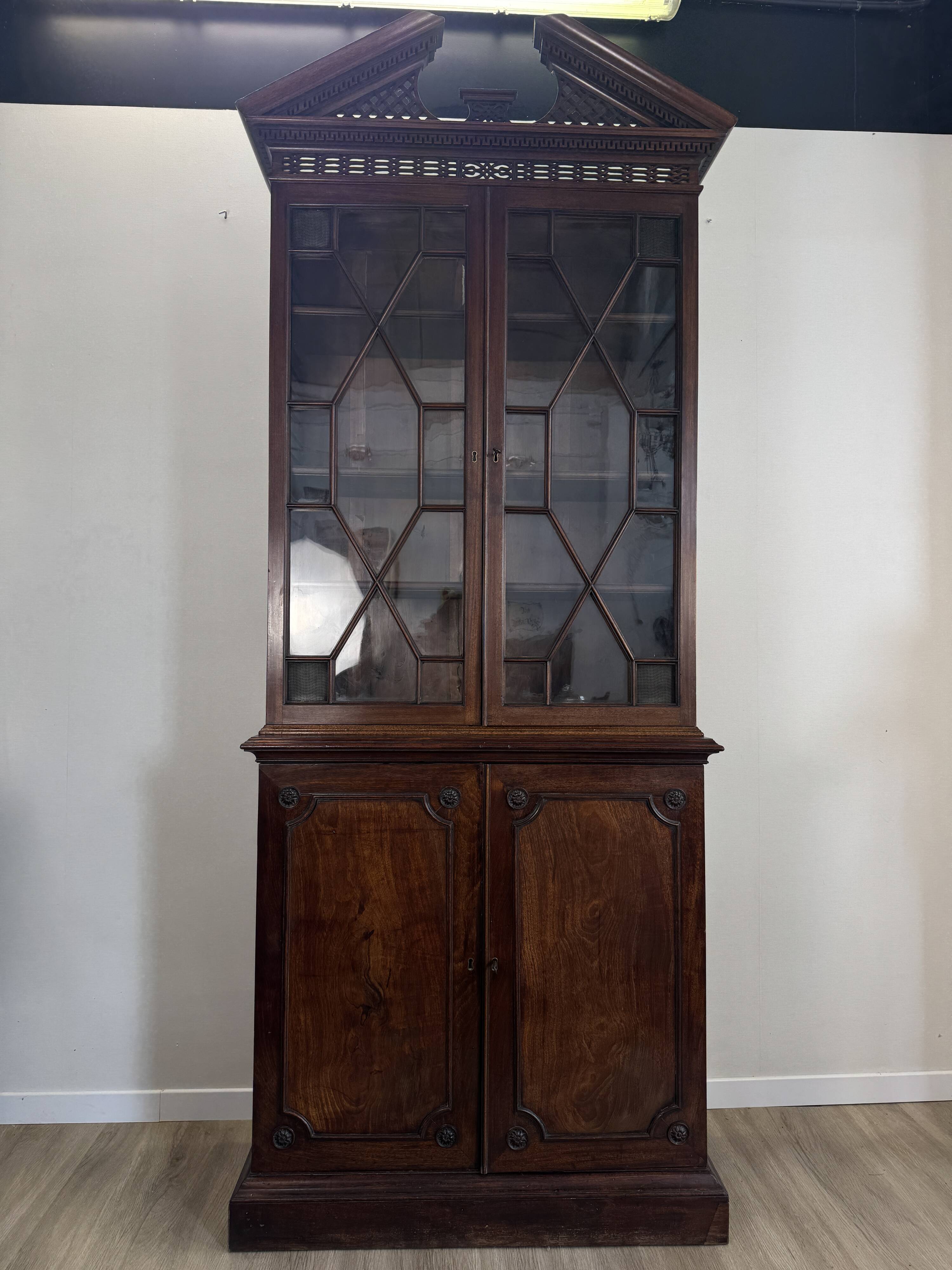 Bibliothèque Chippendale en acajou, Angleterre, circa 1770 — provenance doc