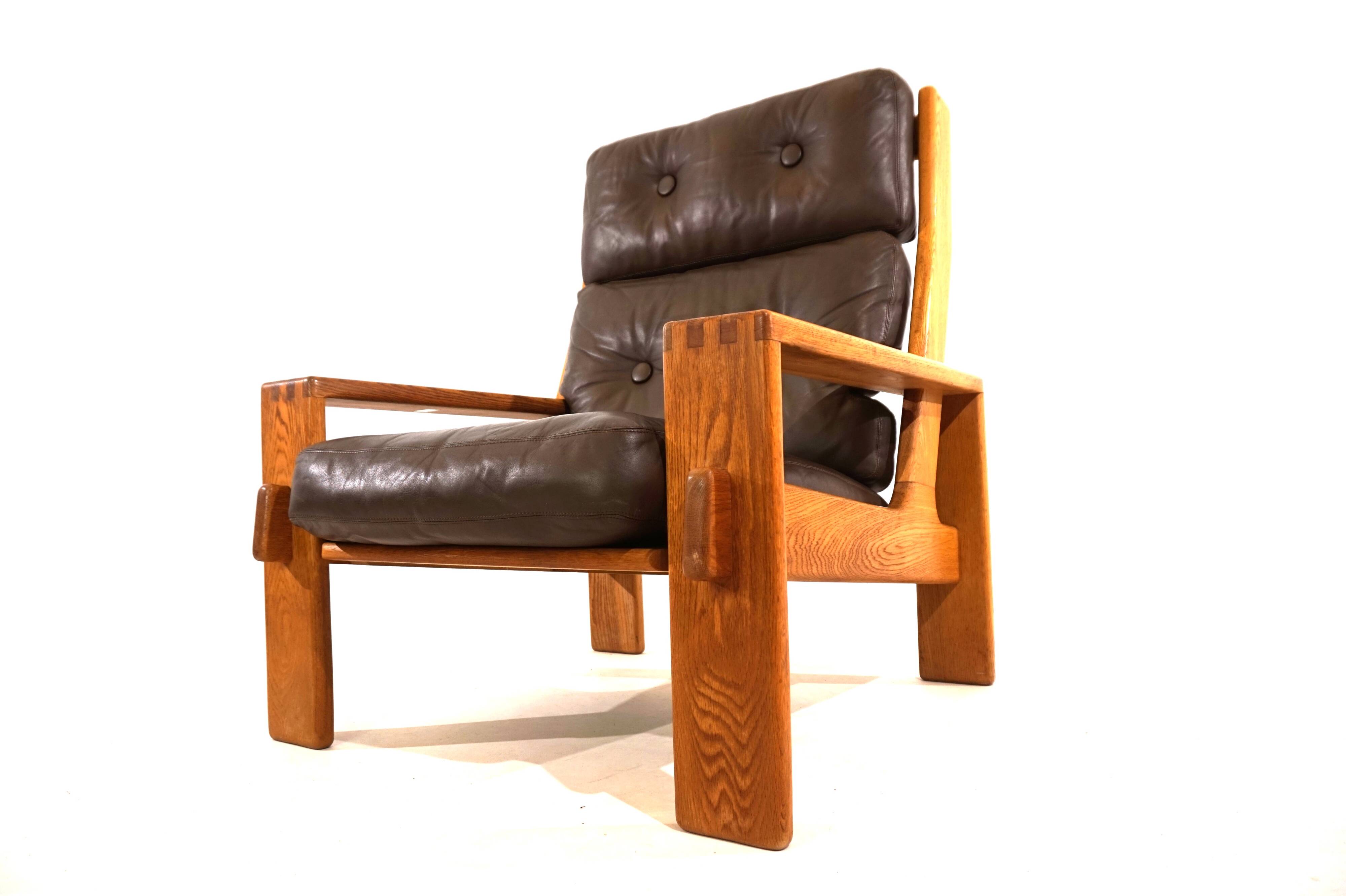Fauteuil en cuir marron à dossier haut Asko Bonanza par Esko Pajamies