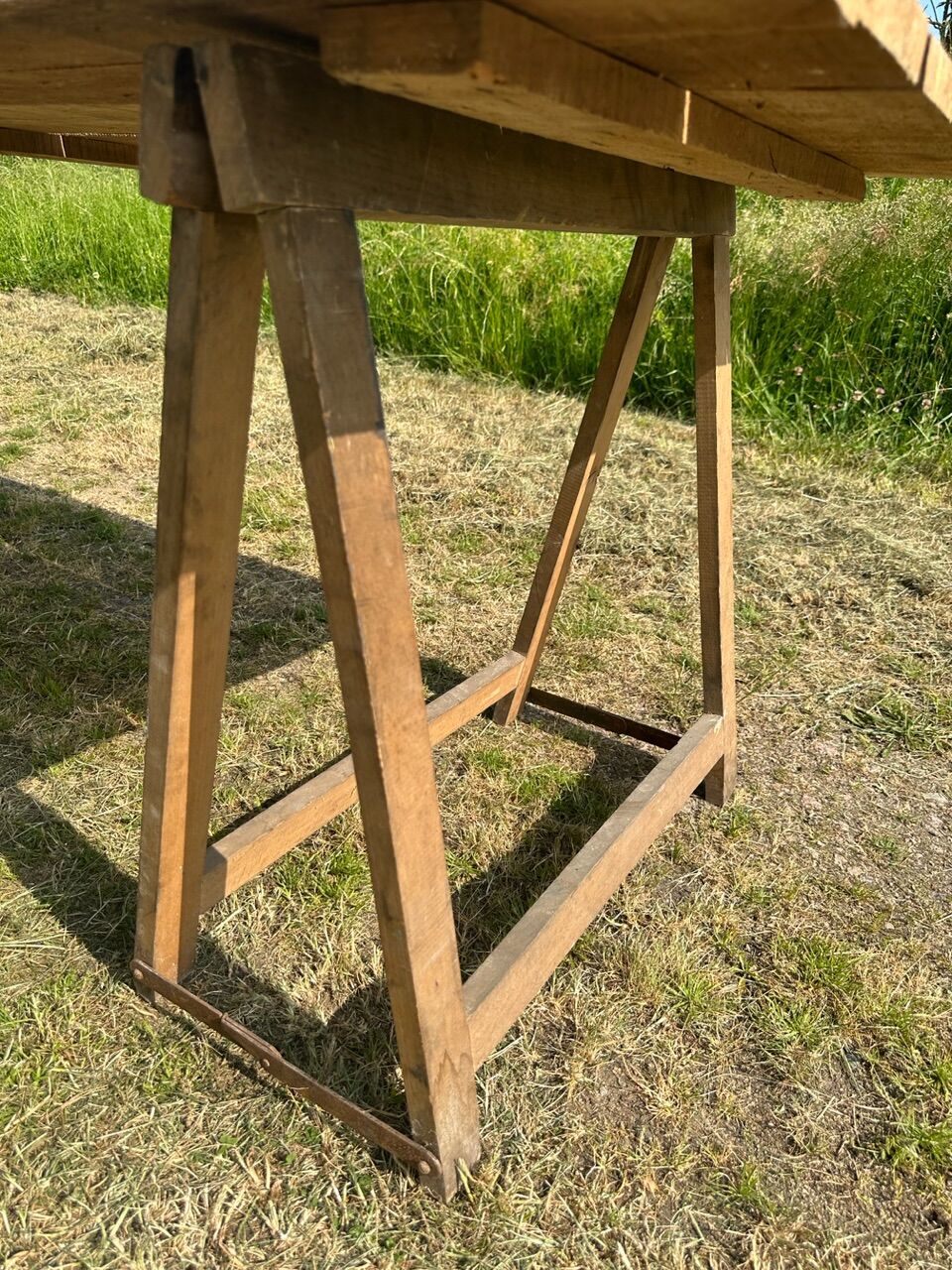 Table and trestles fir tray