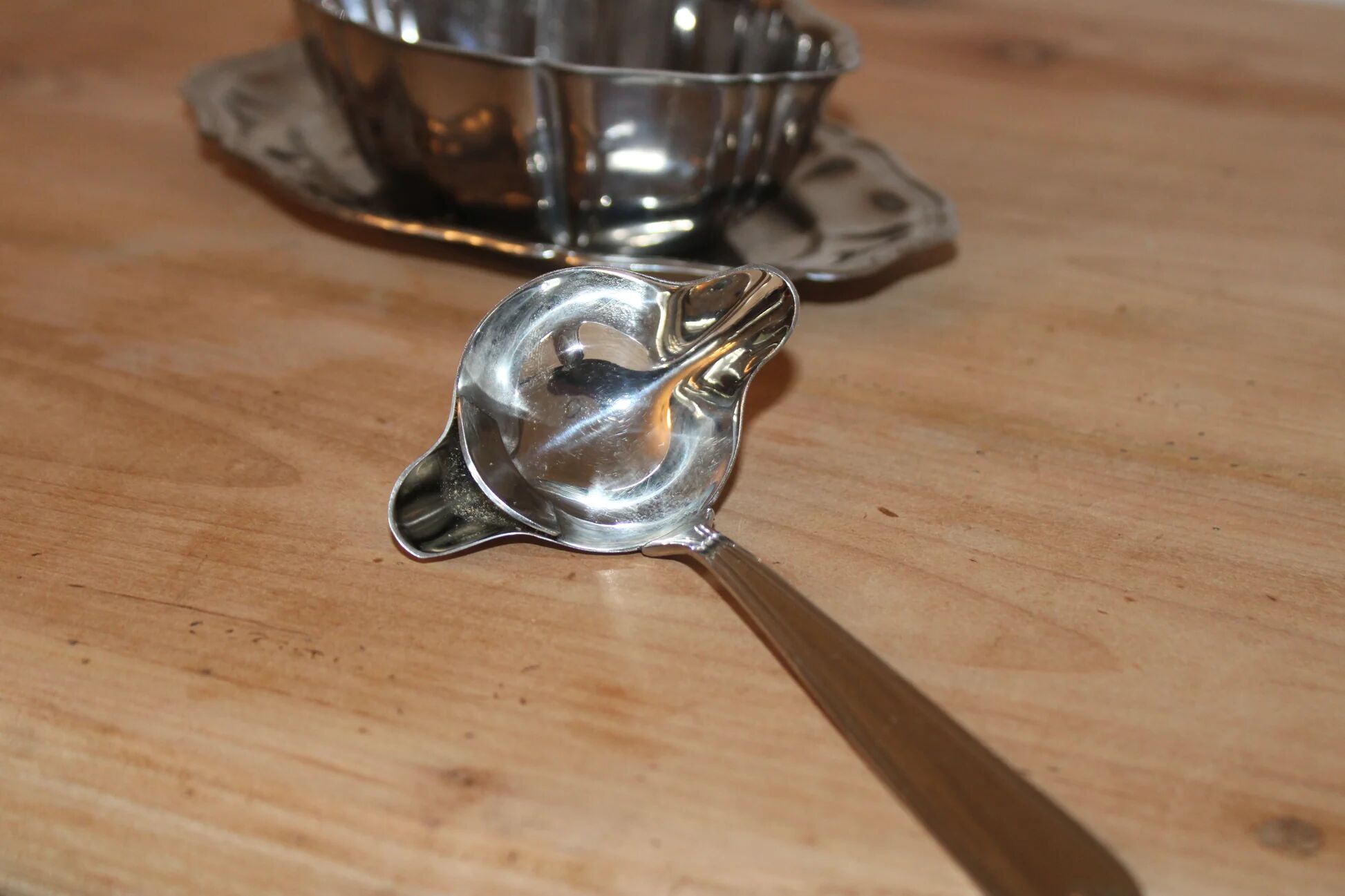 Antique silver-plated sauce boat with sauce spoon – Attached tray in Louis XV style