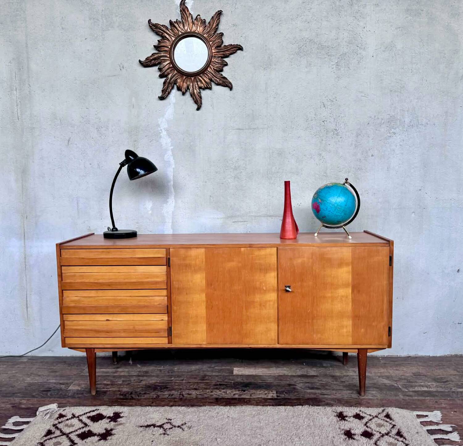 Vintage enfilade from the 1960s, 150 cm long, with 2 doors and 4 drawers.