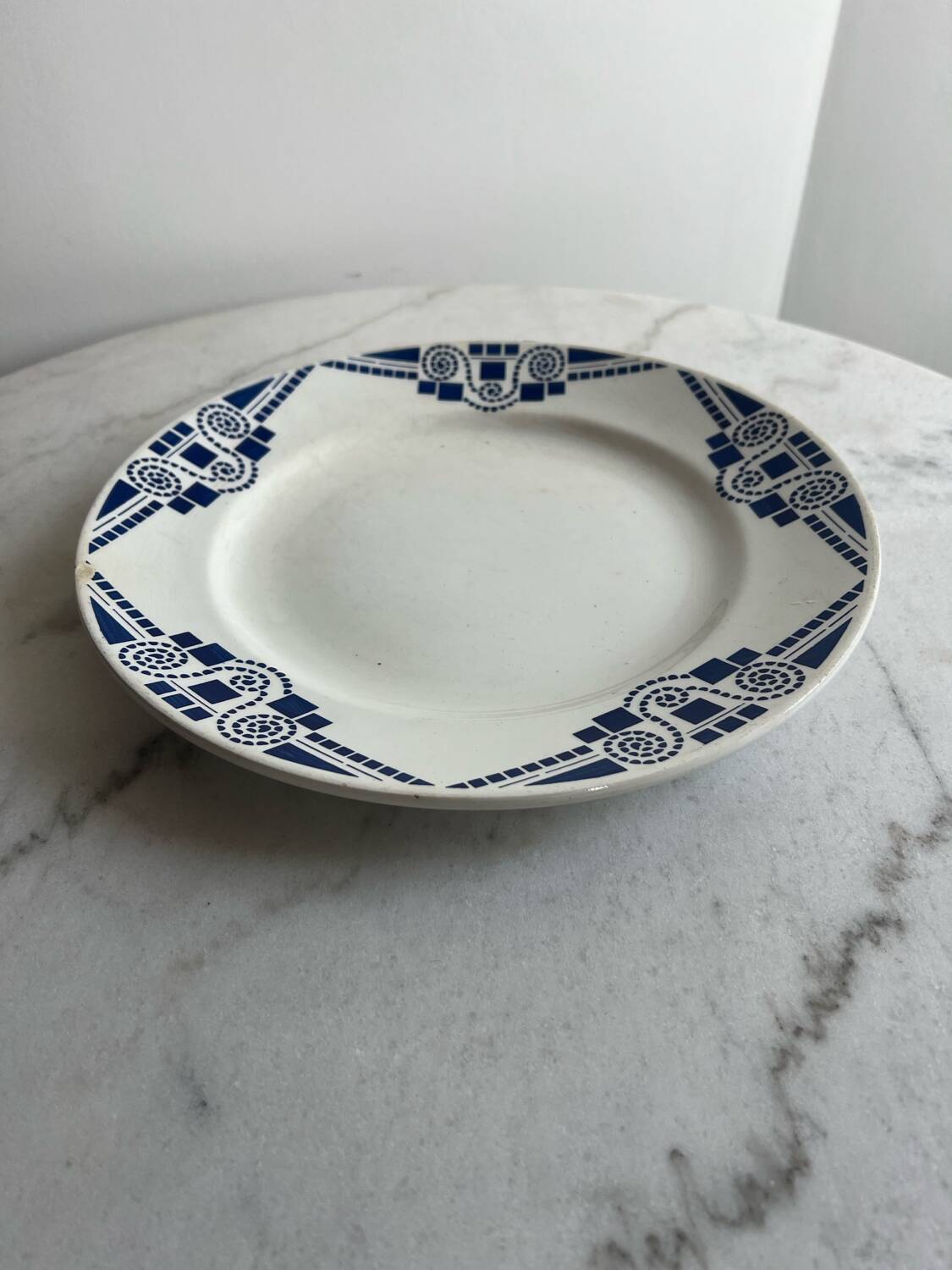 Moulin des loups round presentation dish