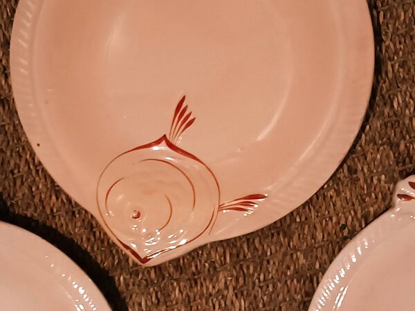 Lot de 8 assiettes de poisson barbotine faience Longwy rose poudré