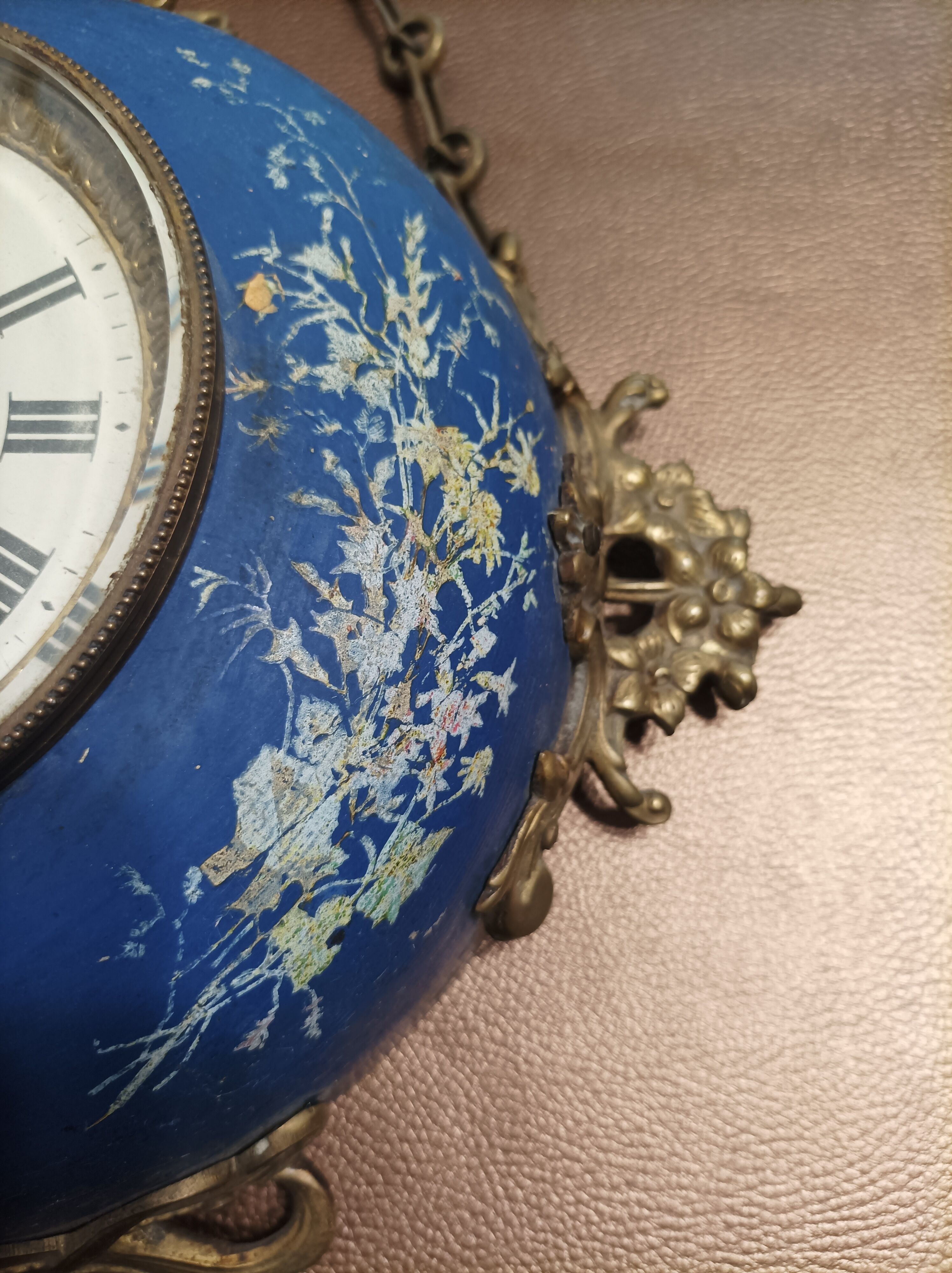Wall clock in glazed earthenware decoration and brass chain empire style
