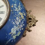 Wall clock in glazed earthenware decoration and brass chain empire style