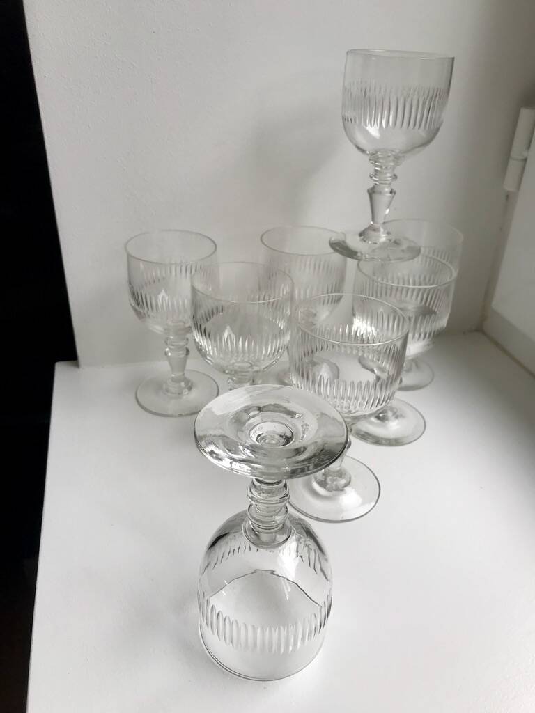 Ensemble de 8 verres à pied en verre moulé années 30 début XXème