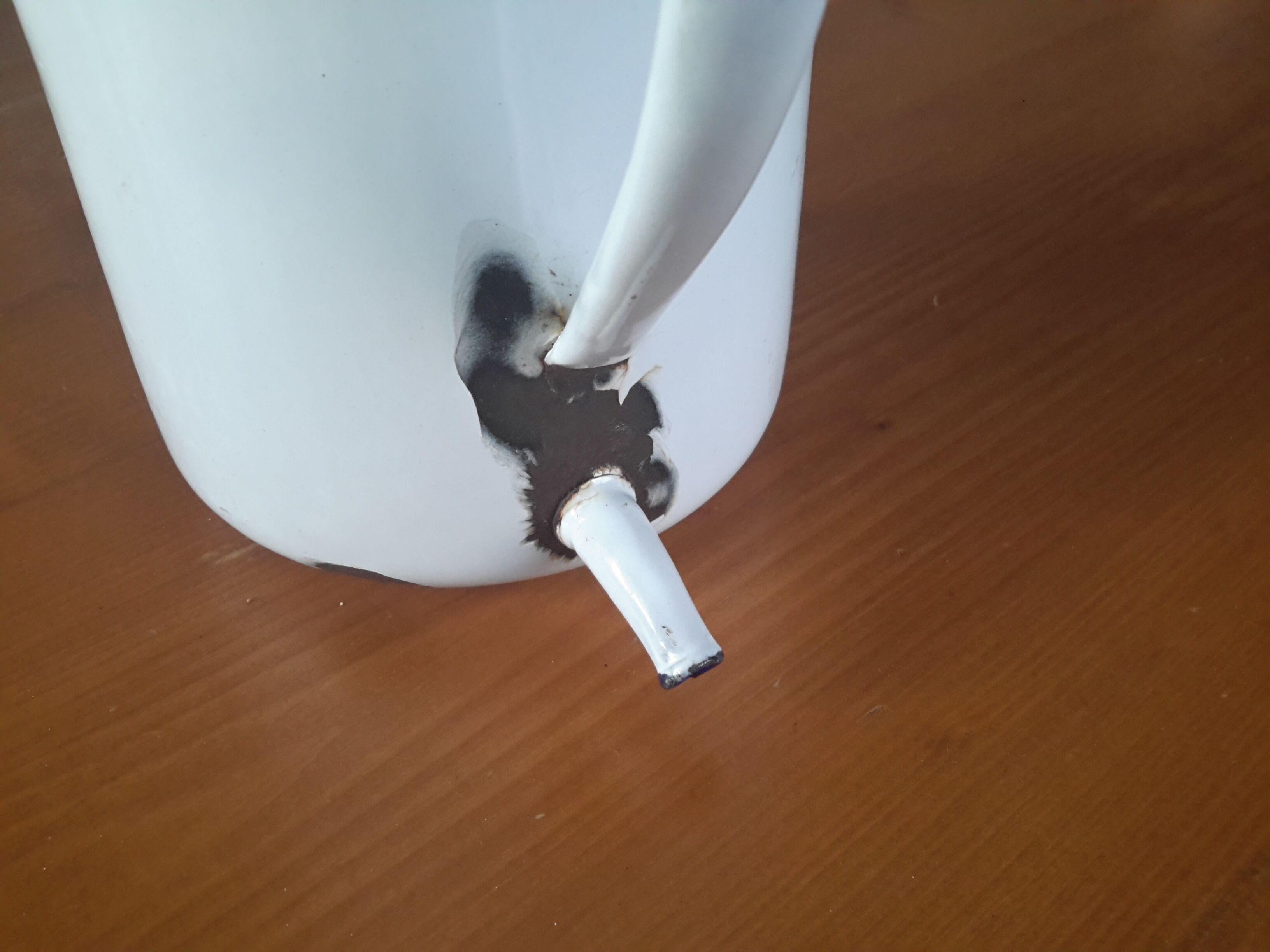 Enamelled water fountain