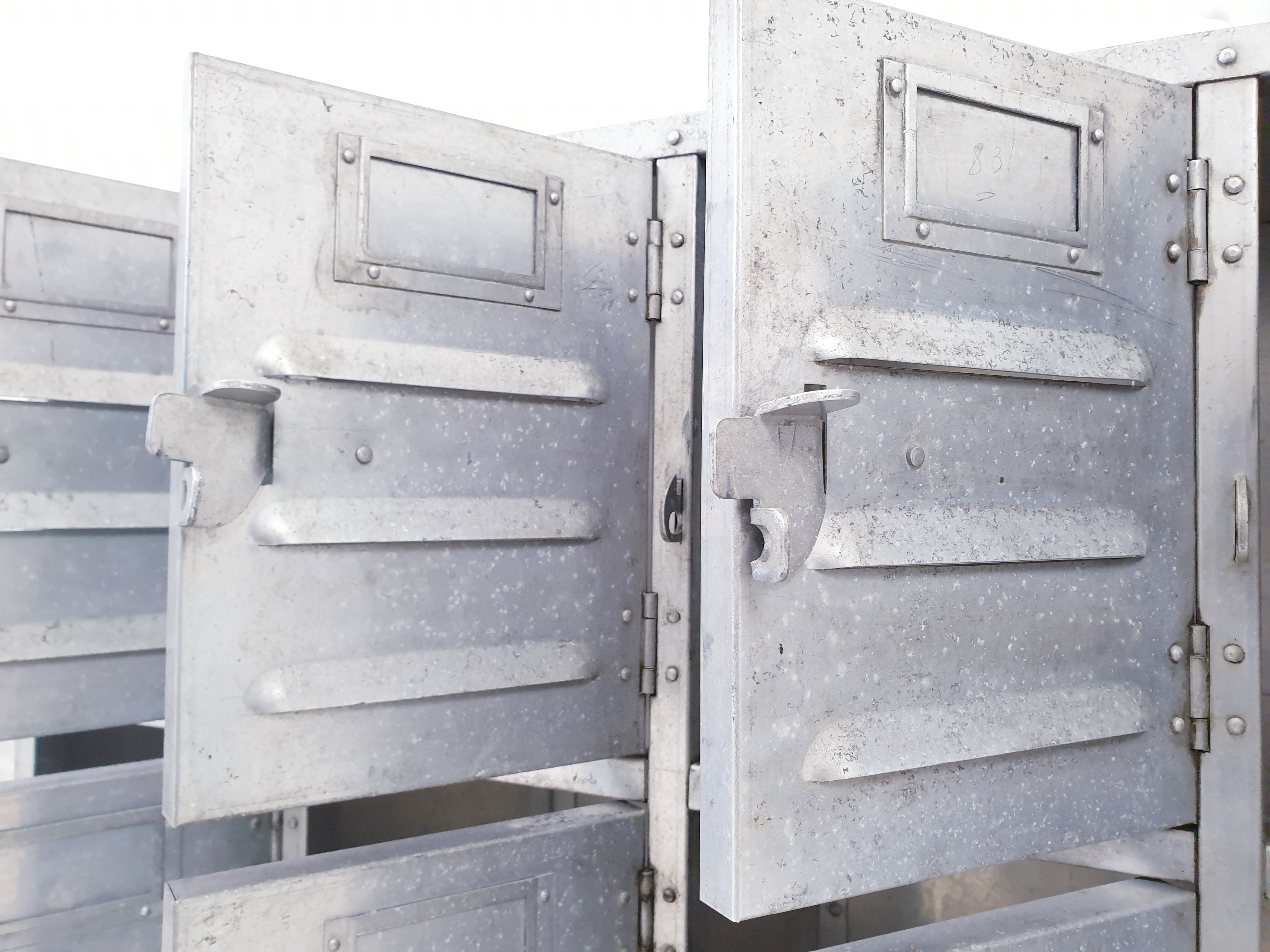 Industrial furnishings in riveted aluminium