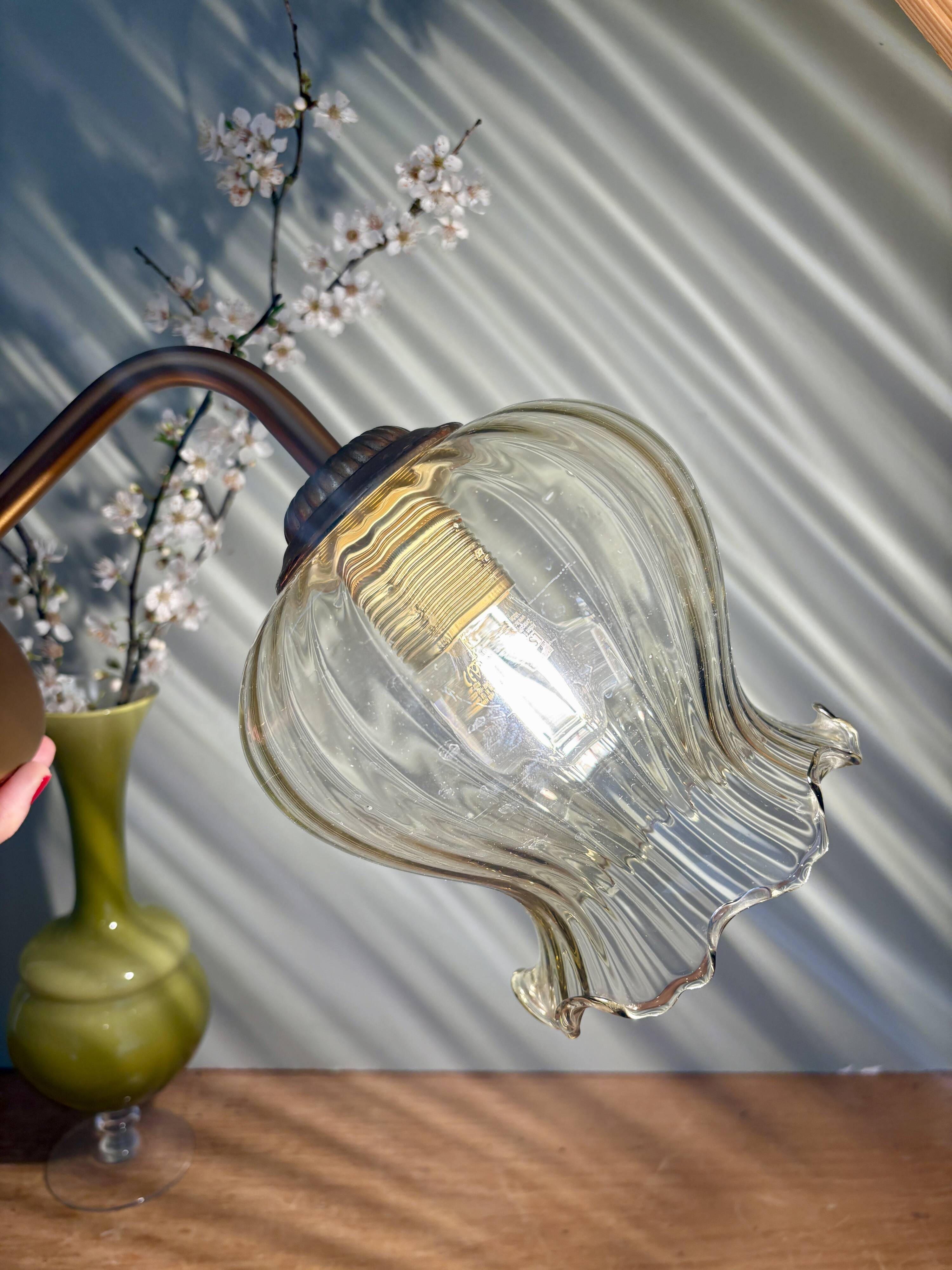 Applique coudée globe vintage en verre ambré
