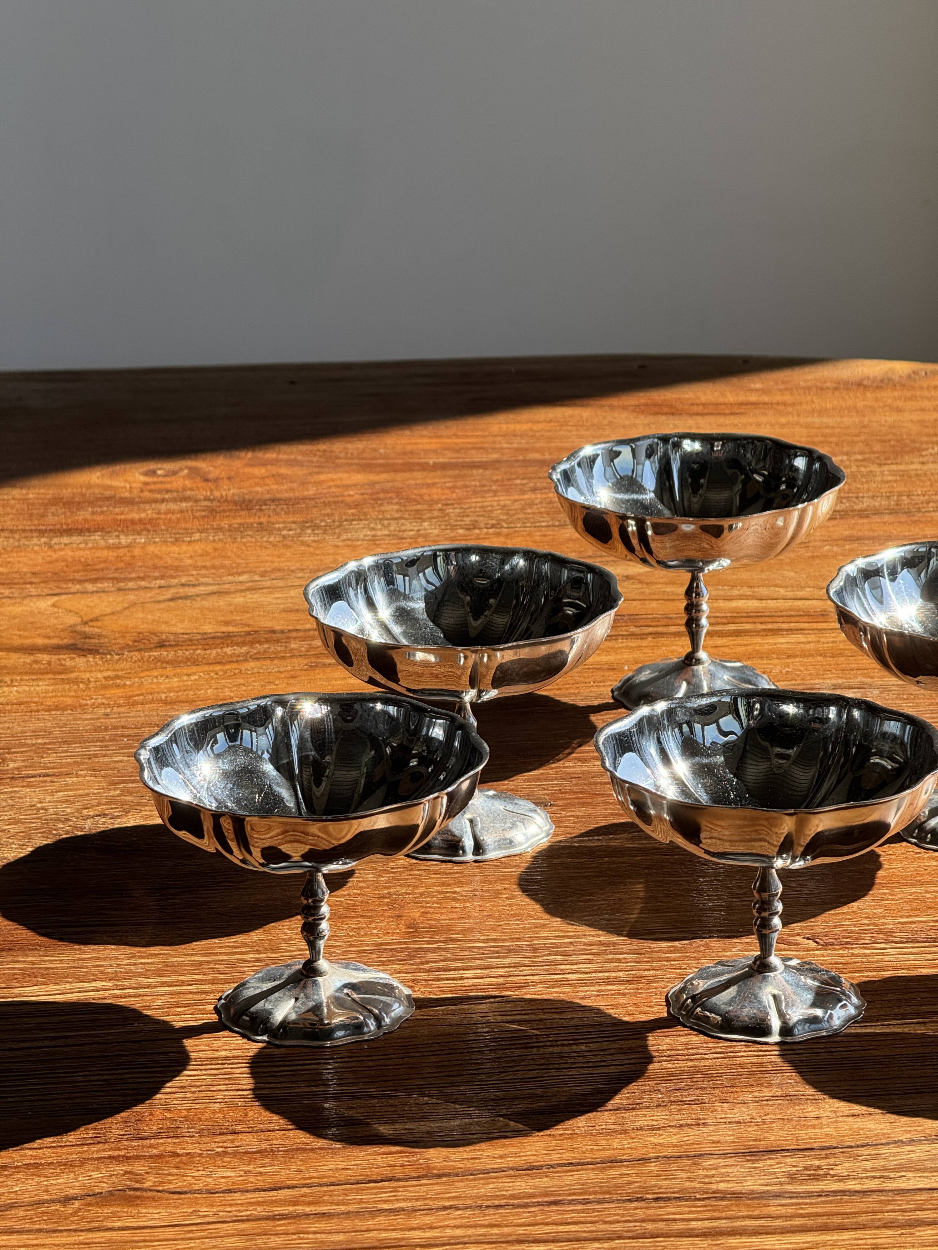 Set of 6 metal ice cream cups on flower-shaped feet