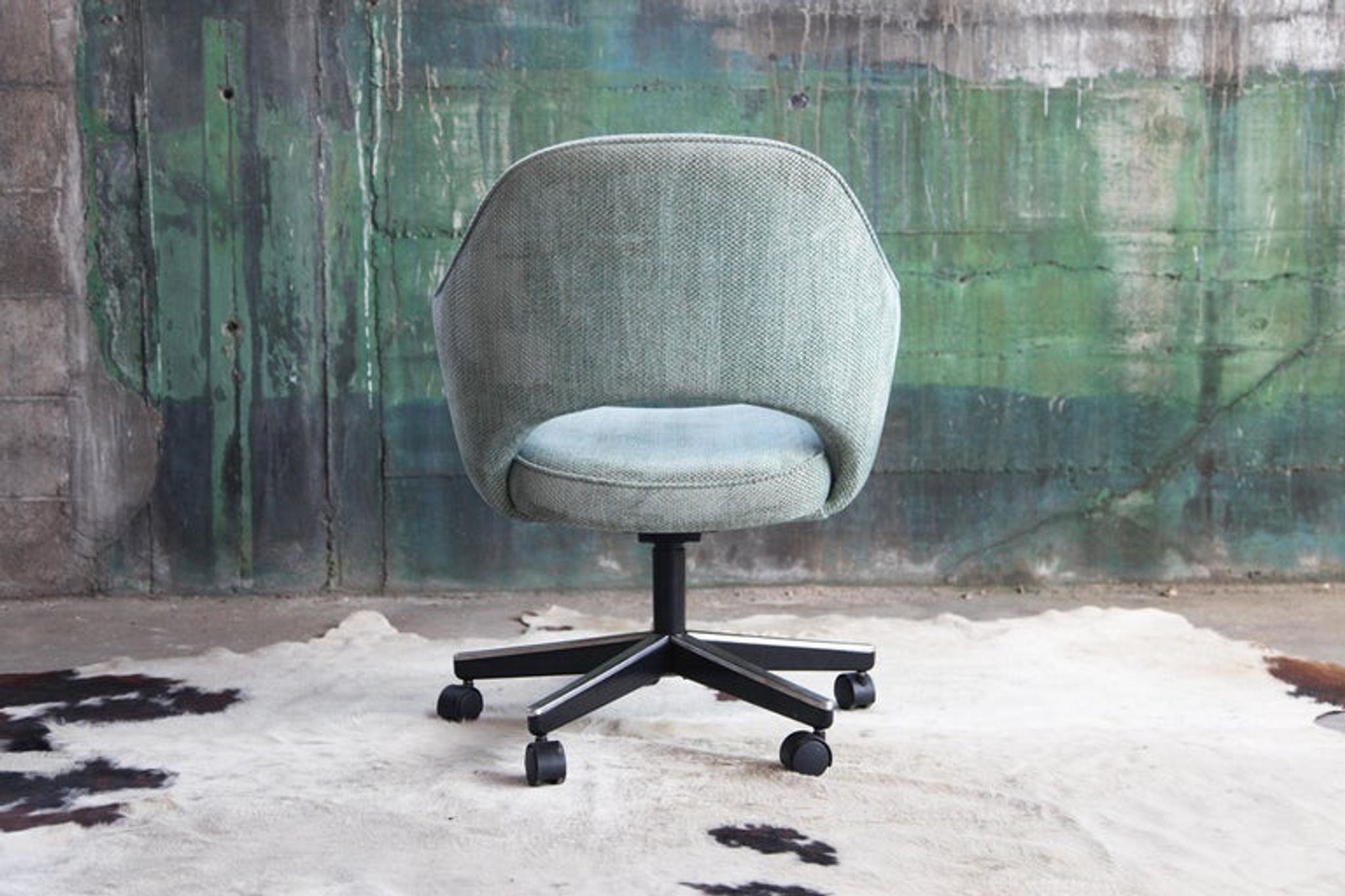 Knoll saarinen executive chair in original textile, swivel base