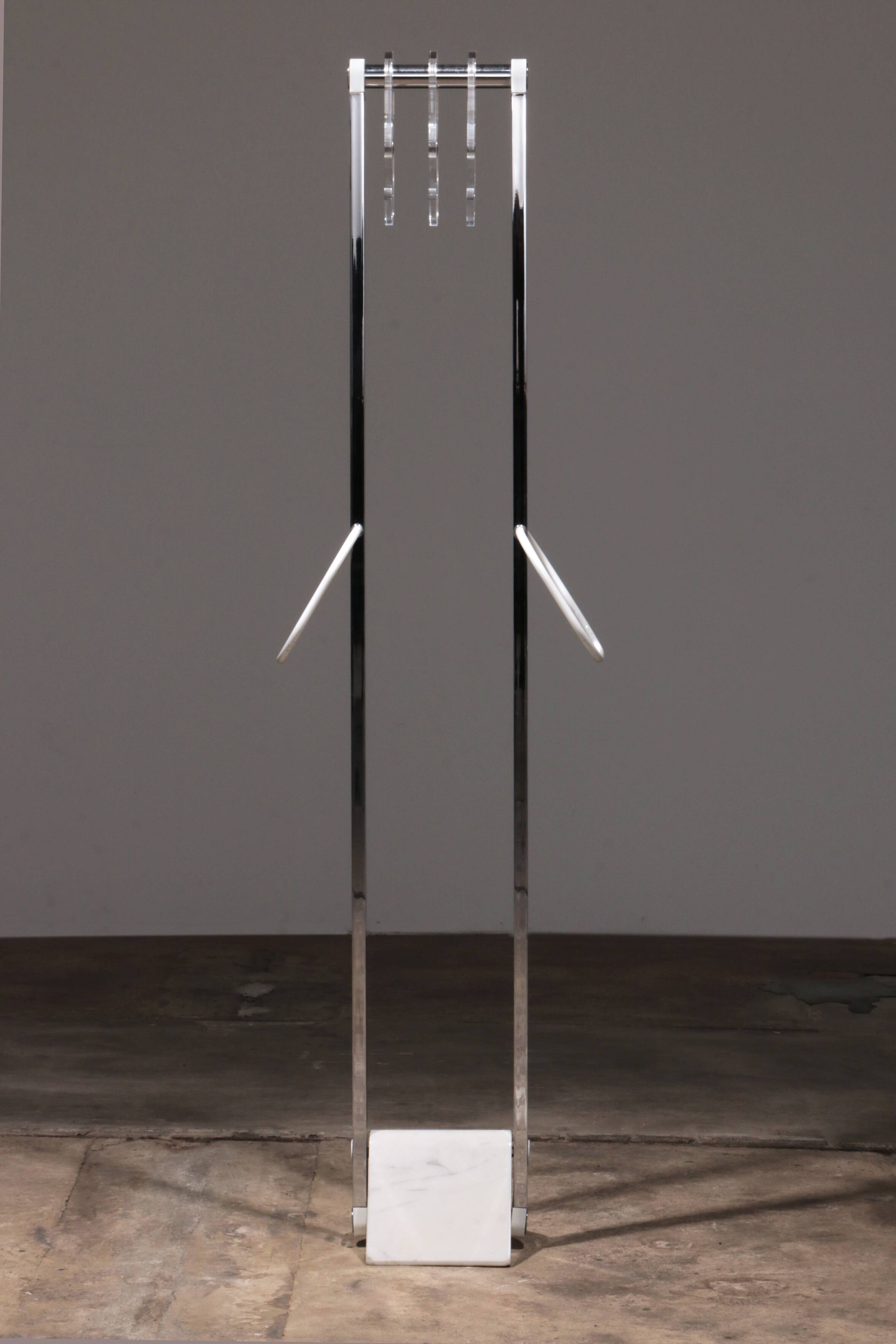 Italian Design Coat rack with white marble base and chrome uprights, 1970
