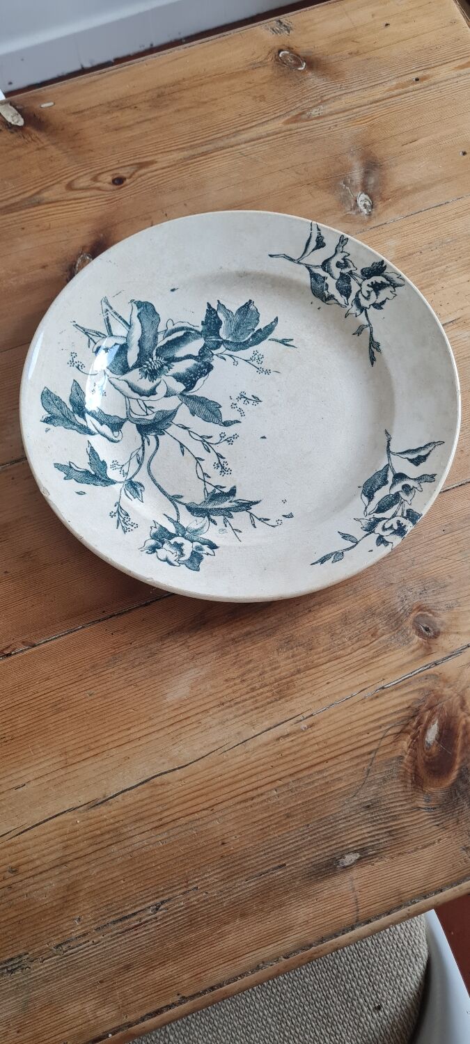 Serving dish in iron earth