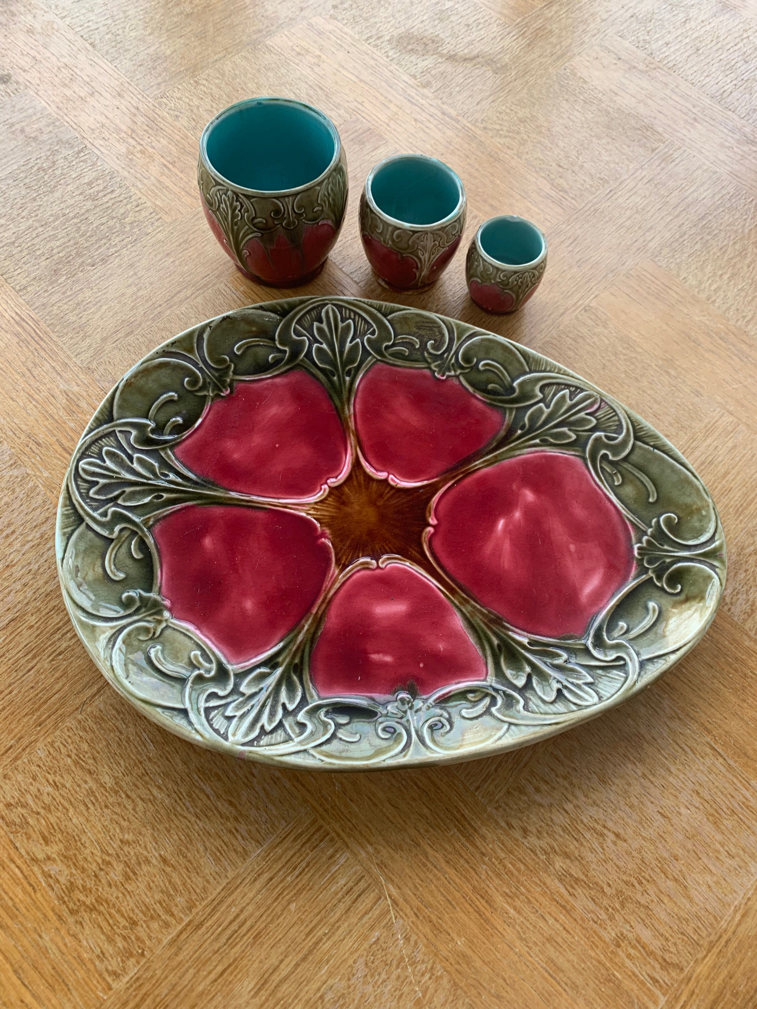 Set of art nouveau slurry consisting of a large dish and 3 small collector's jars