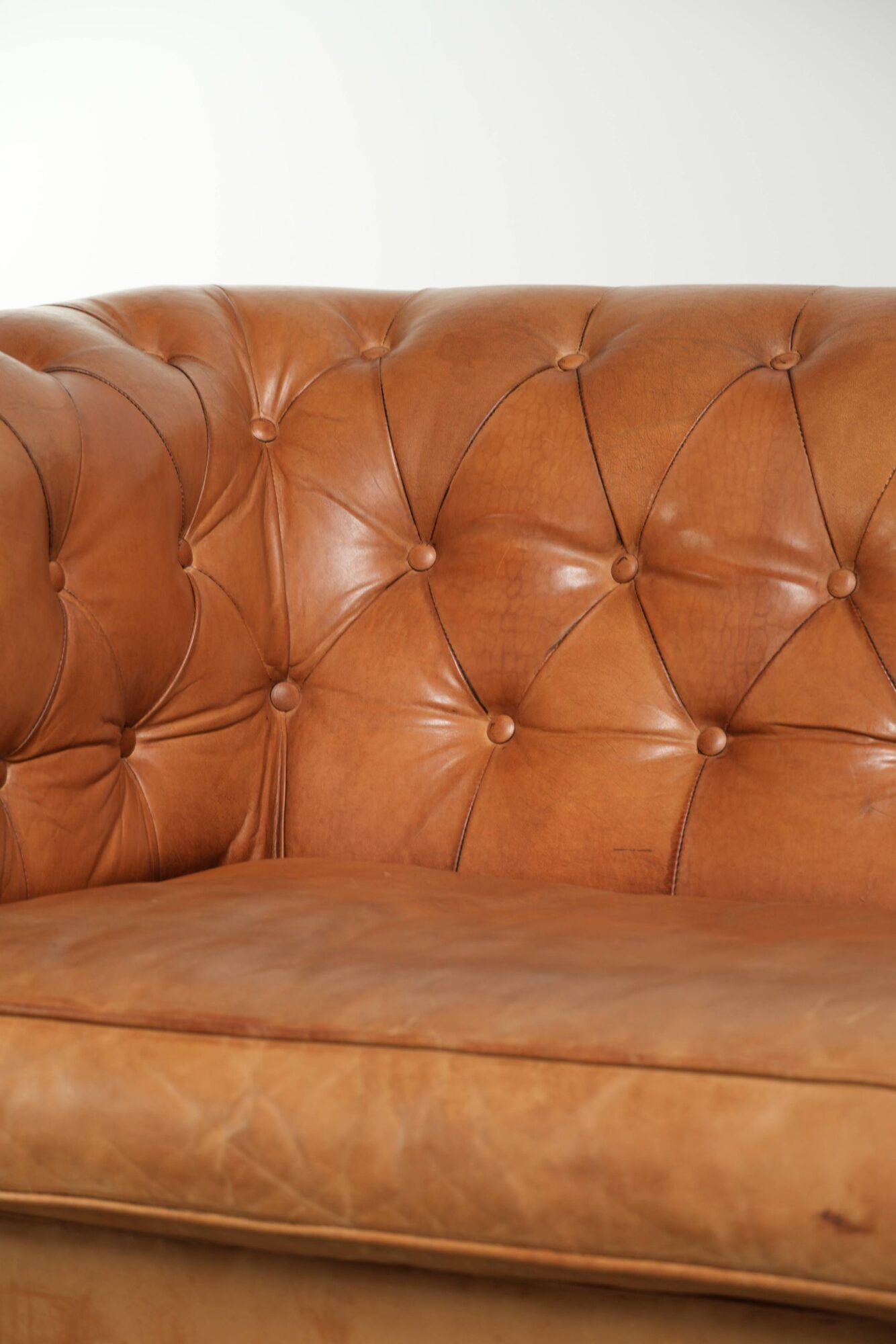 Sheepskin 2.5-seater Chesterfield sofa in a light cognac colour