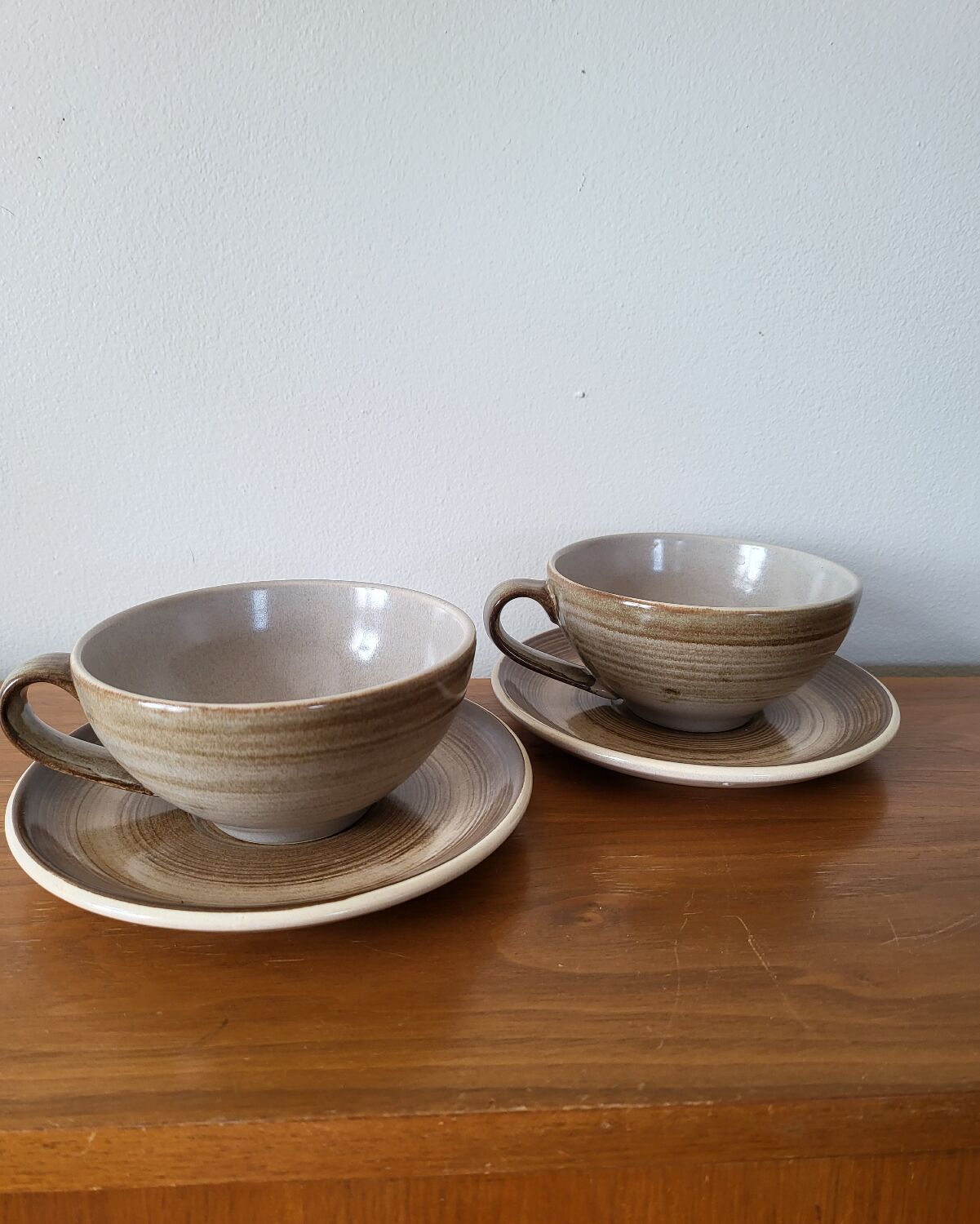 Ensemble de 2 grandes tasses et sous-tasse en grès Longchamp