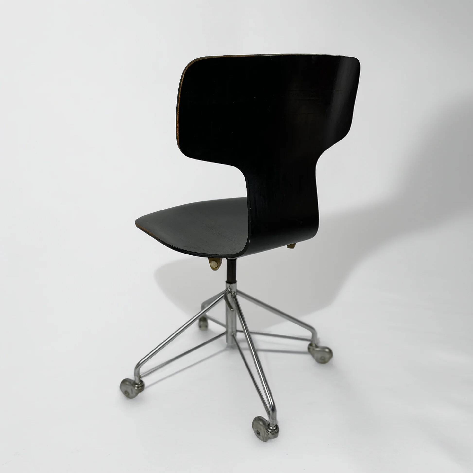 Vintage swivel office chair model 3113 from 1969 by Arne Jacobsen for Fritz Hansen