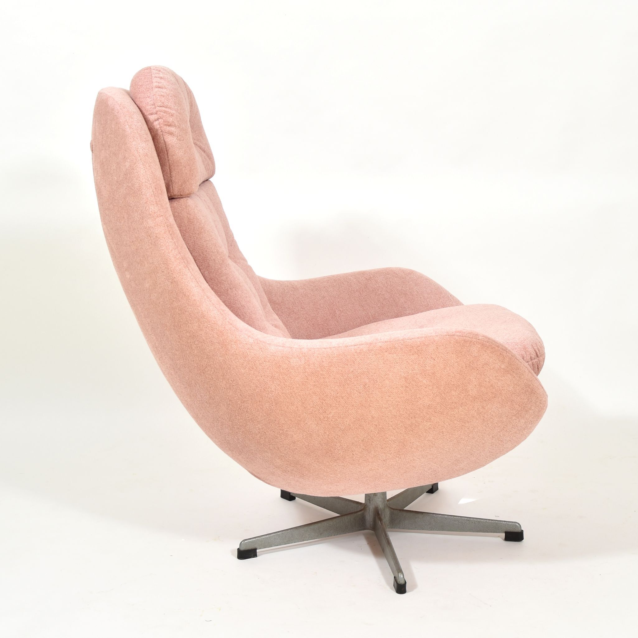 1970s Pink shell armchair
