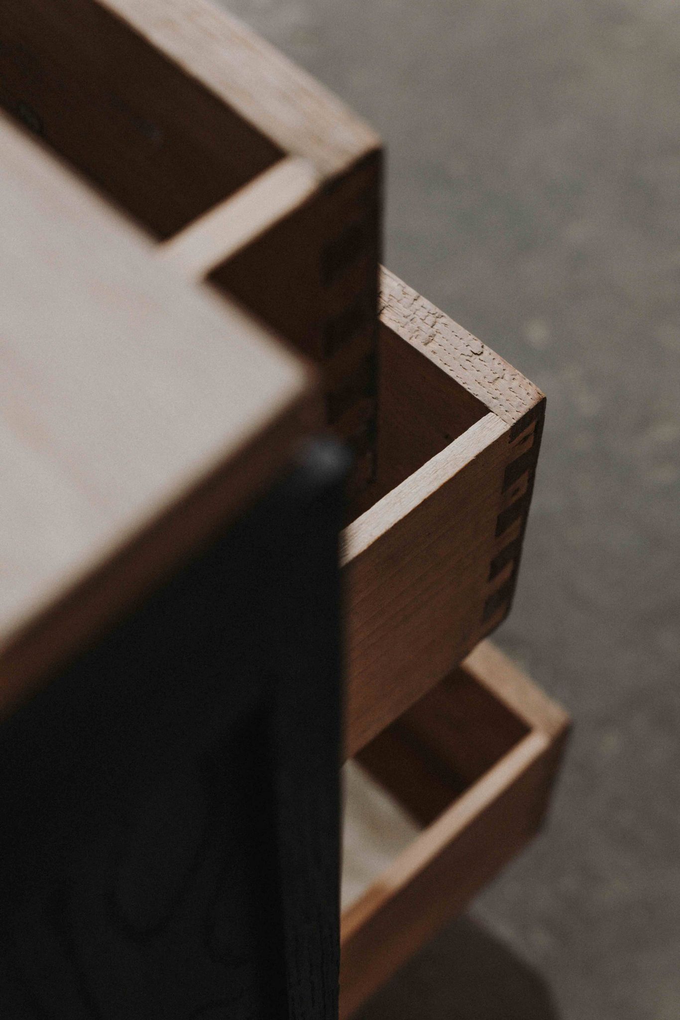 Black and natural wood chest of drawers with 4 drawers