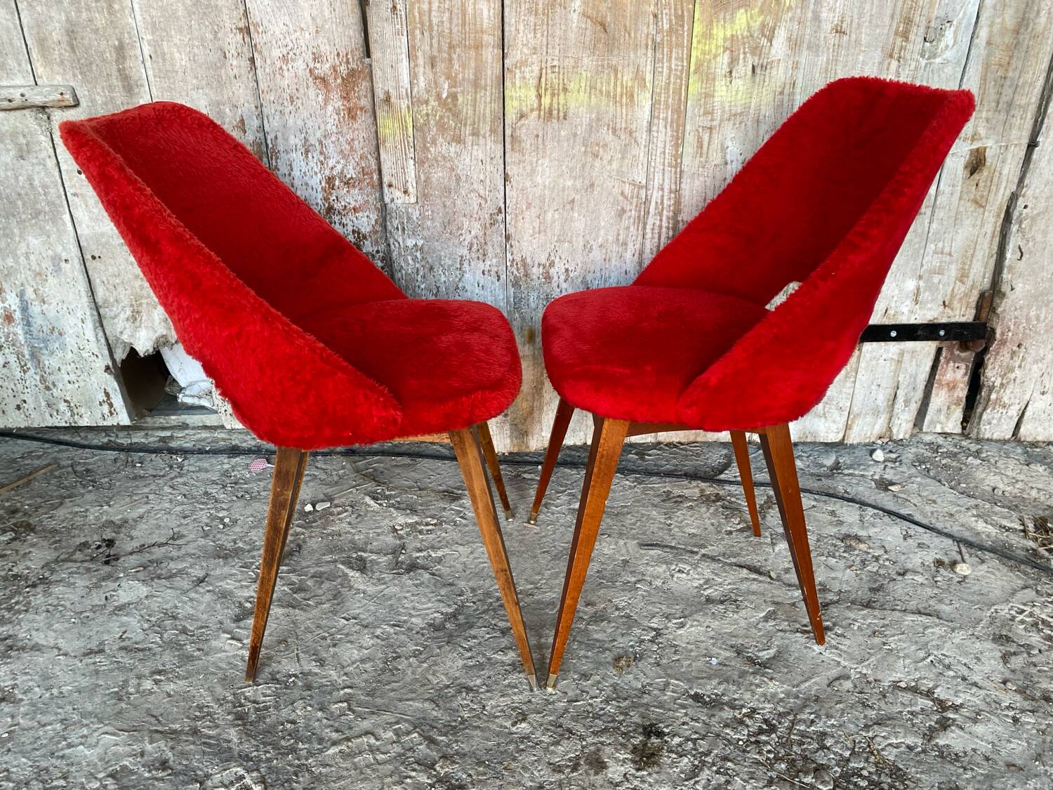 Paire de chaises Achille Decommere en fausse fourrure rouge et pieds compas en bois