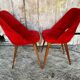 Paire de chaises Achille Decommere en fausse fourrure rouge et pieds compas en bois