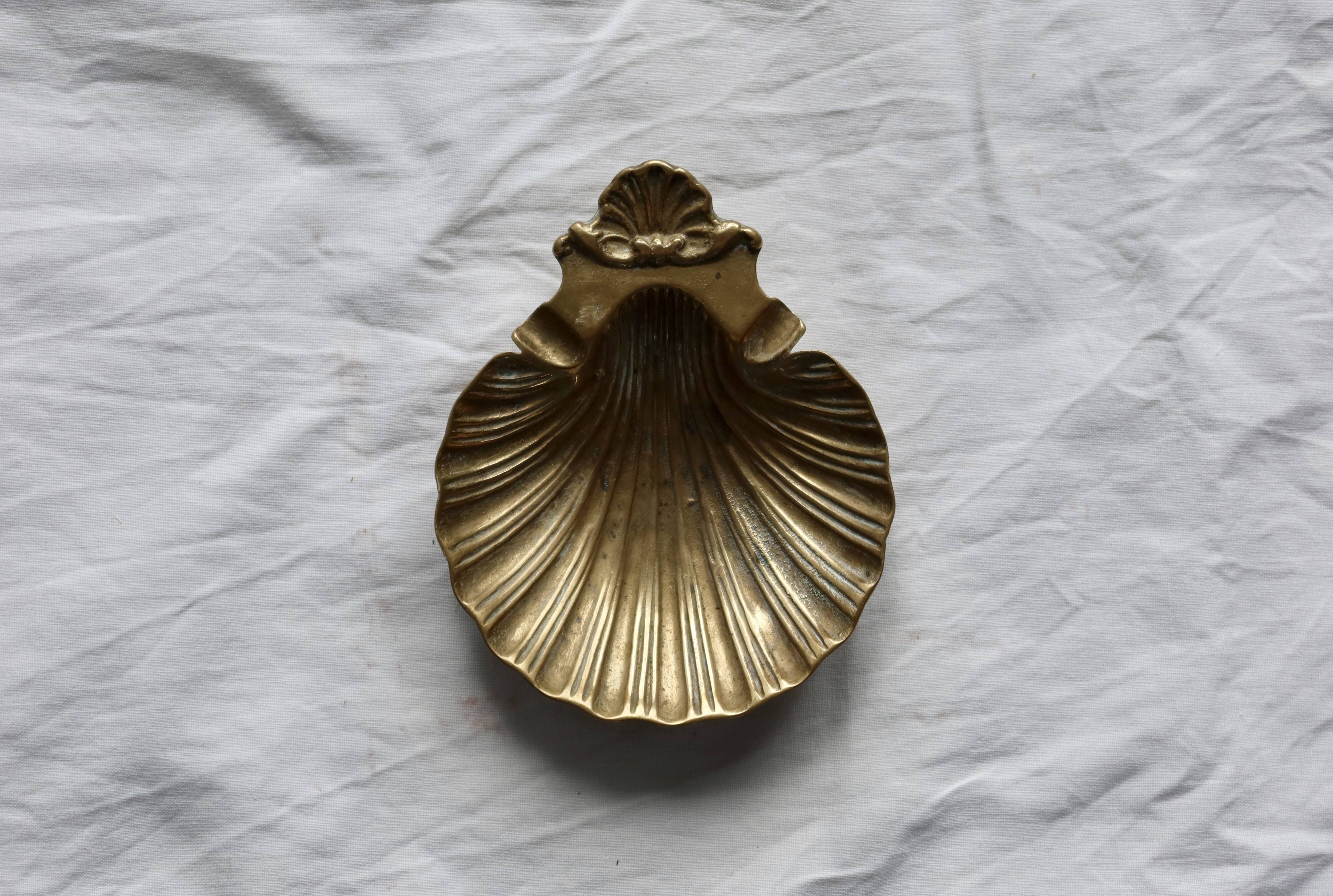 Vintage brass shell tray - Baroque style