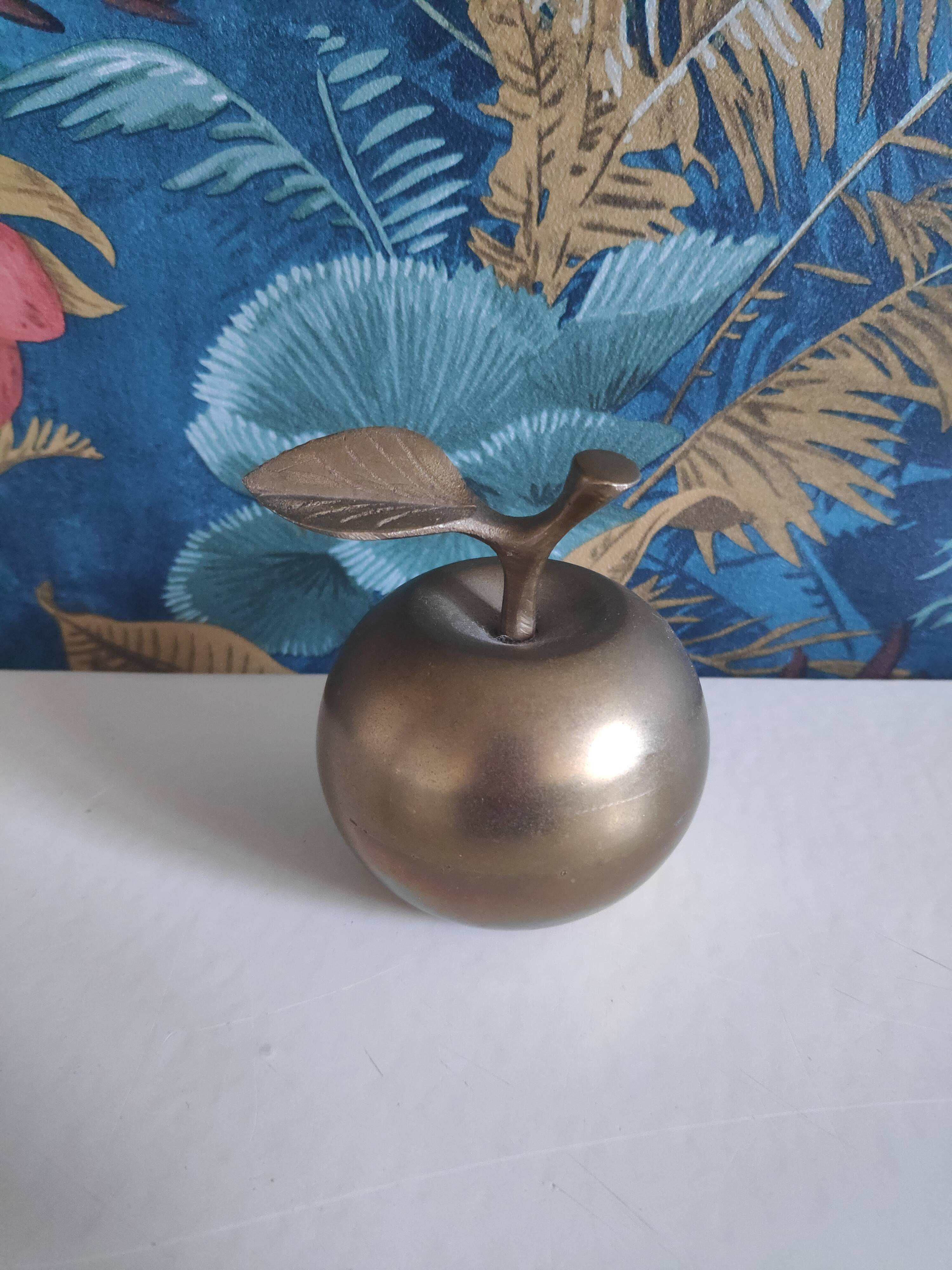 2 pears and 1 brass apple