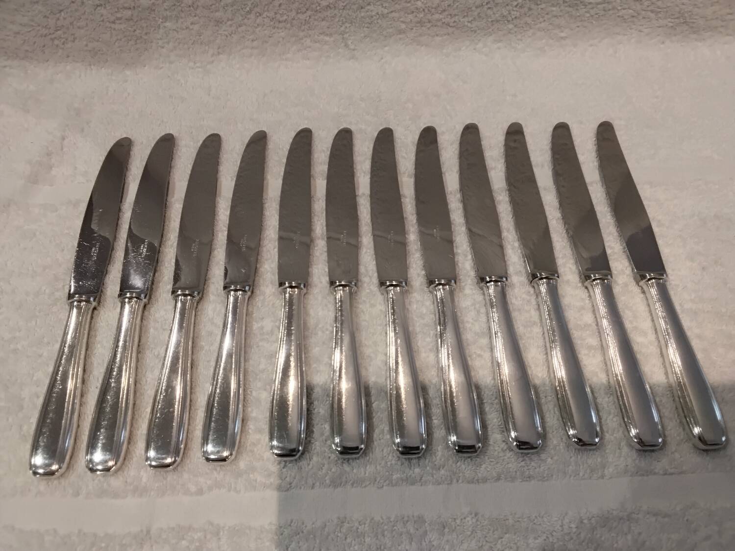 12 silver-plated table knives by Ercuis, Senlis pattern, 24.7cm