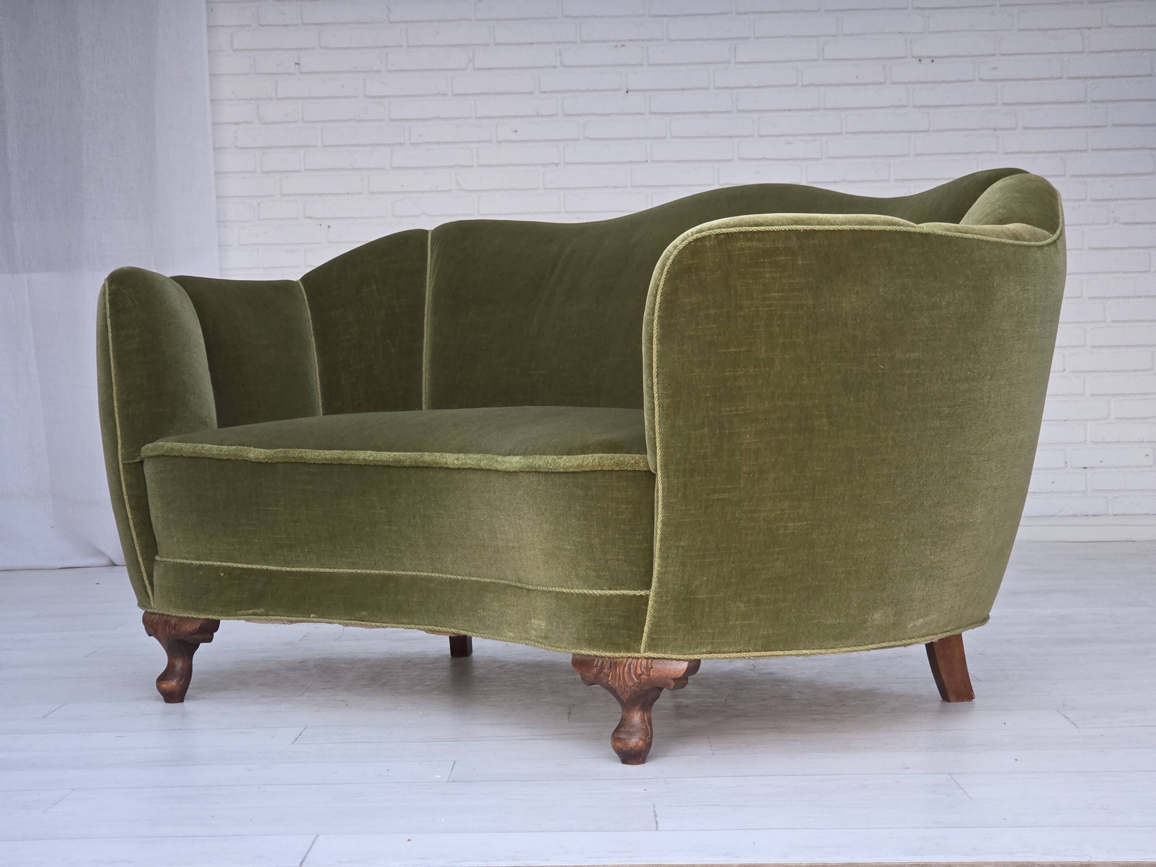 Canapé 2 places incurvé danois des années 1960, revêtement en velours vert, pieds en chêne.