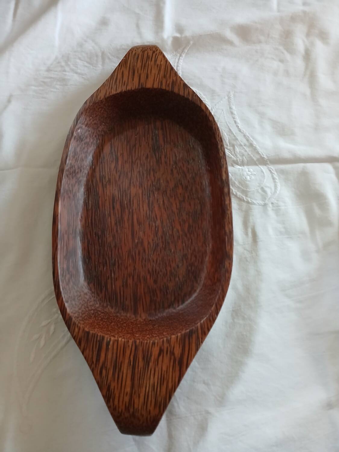 2 coconut wood dishes