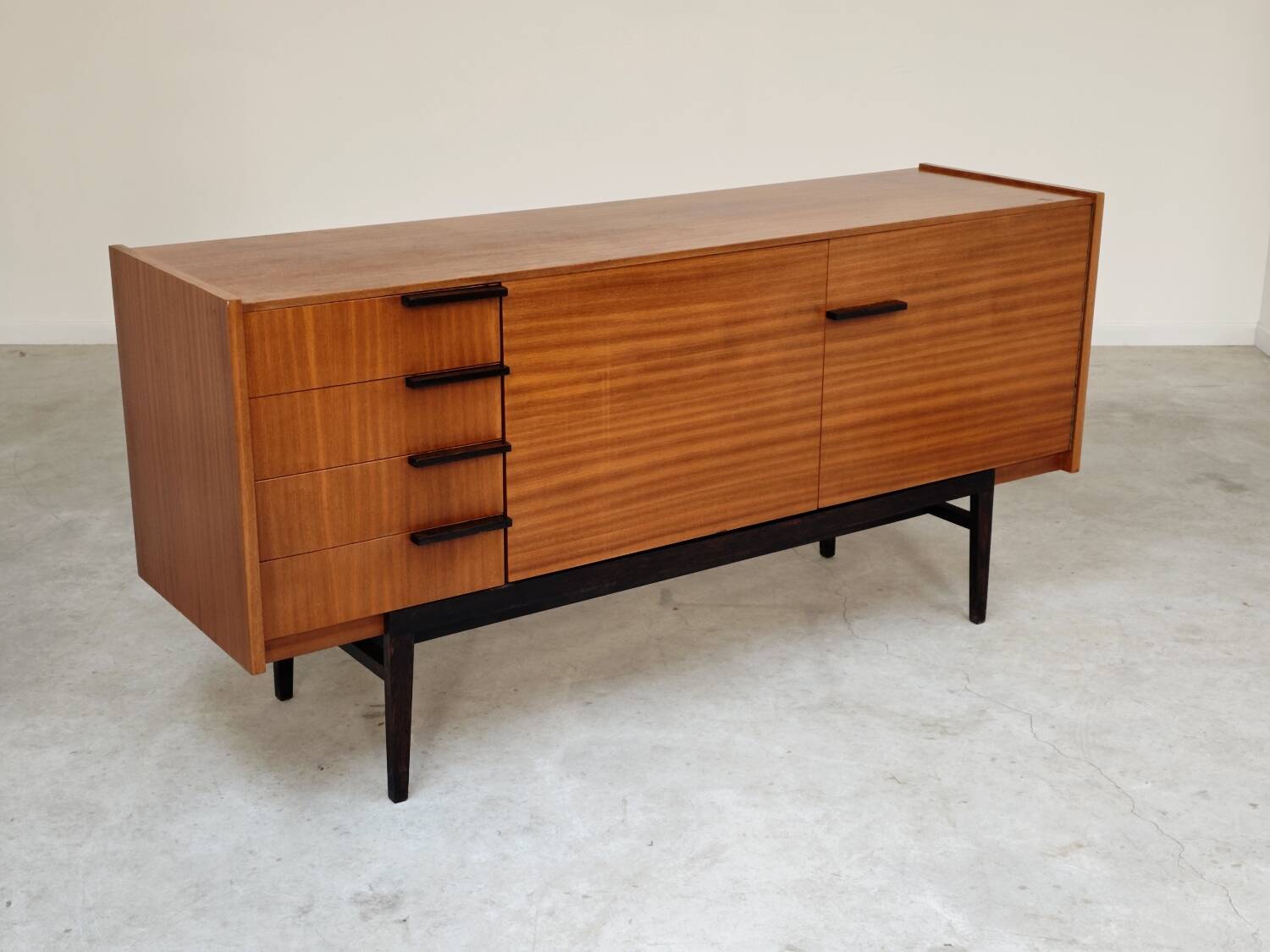 Enfilade meuble de rangement Frantisek Mezulanik pour Up Zavody  1960