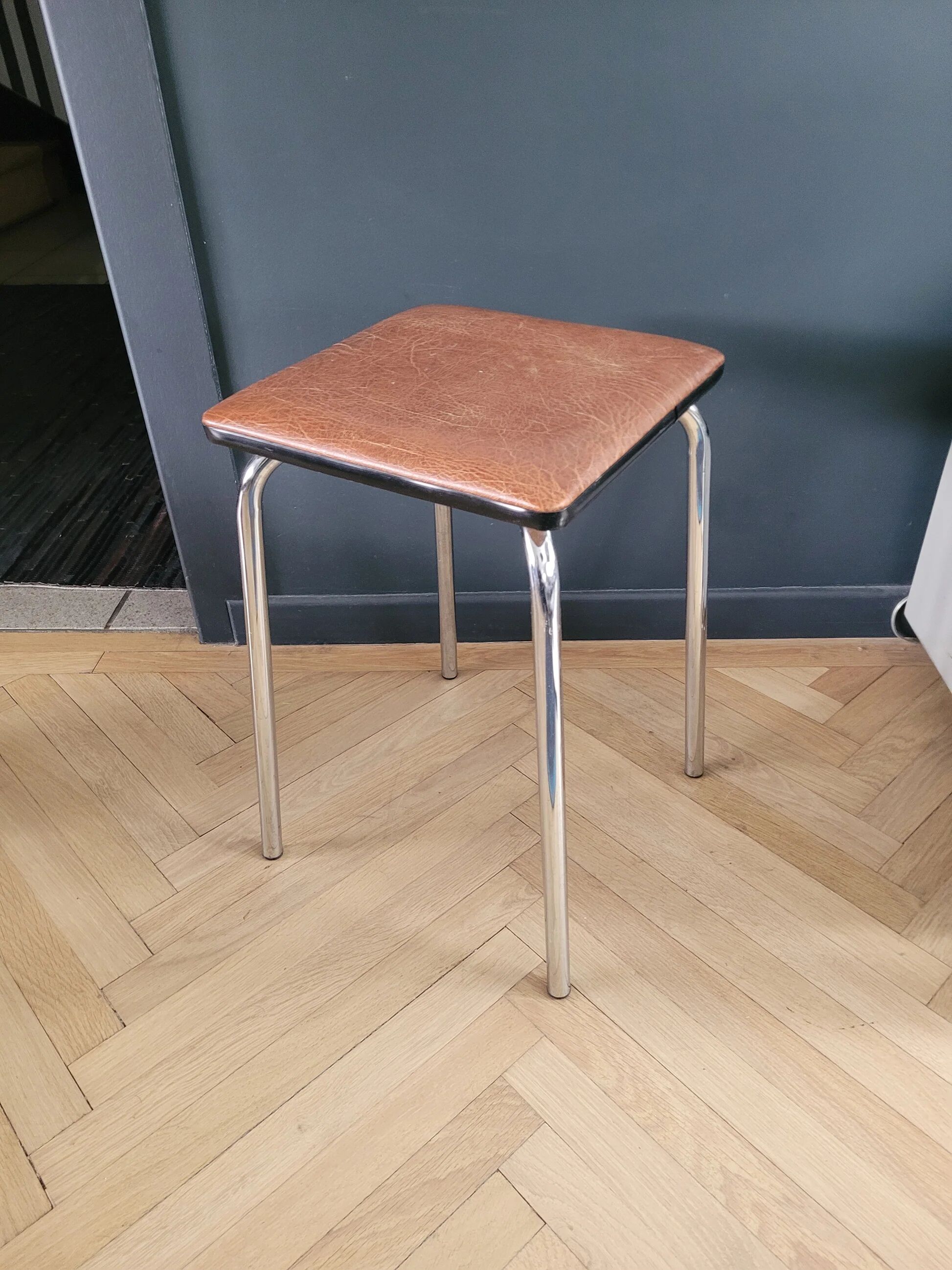 Tabouret vintage en skaï et chrome
