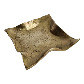 Empty pocket in polished brass representing a crumpled paper, signed CJ, 11.5 cm