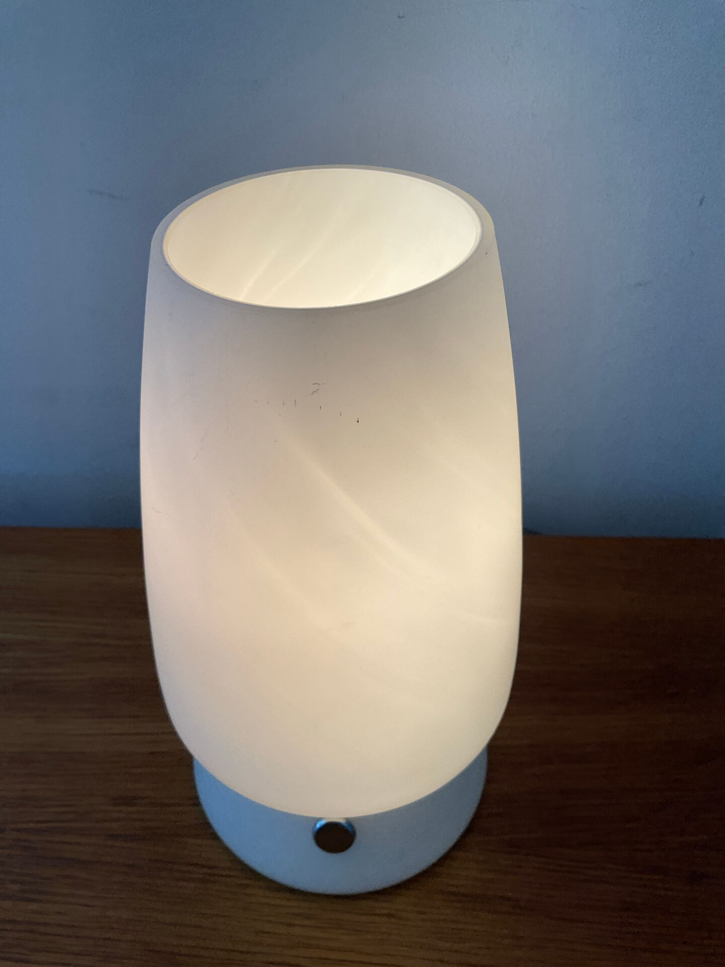 Small touch lamp in opaline from the 1980s.