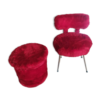 Chaise et pouf en fausse fourrure rouge Pelfran