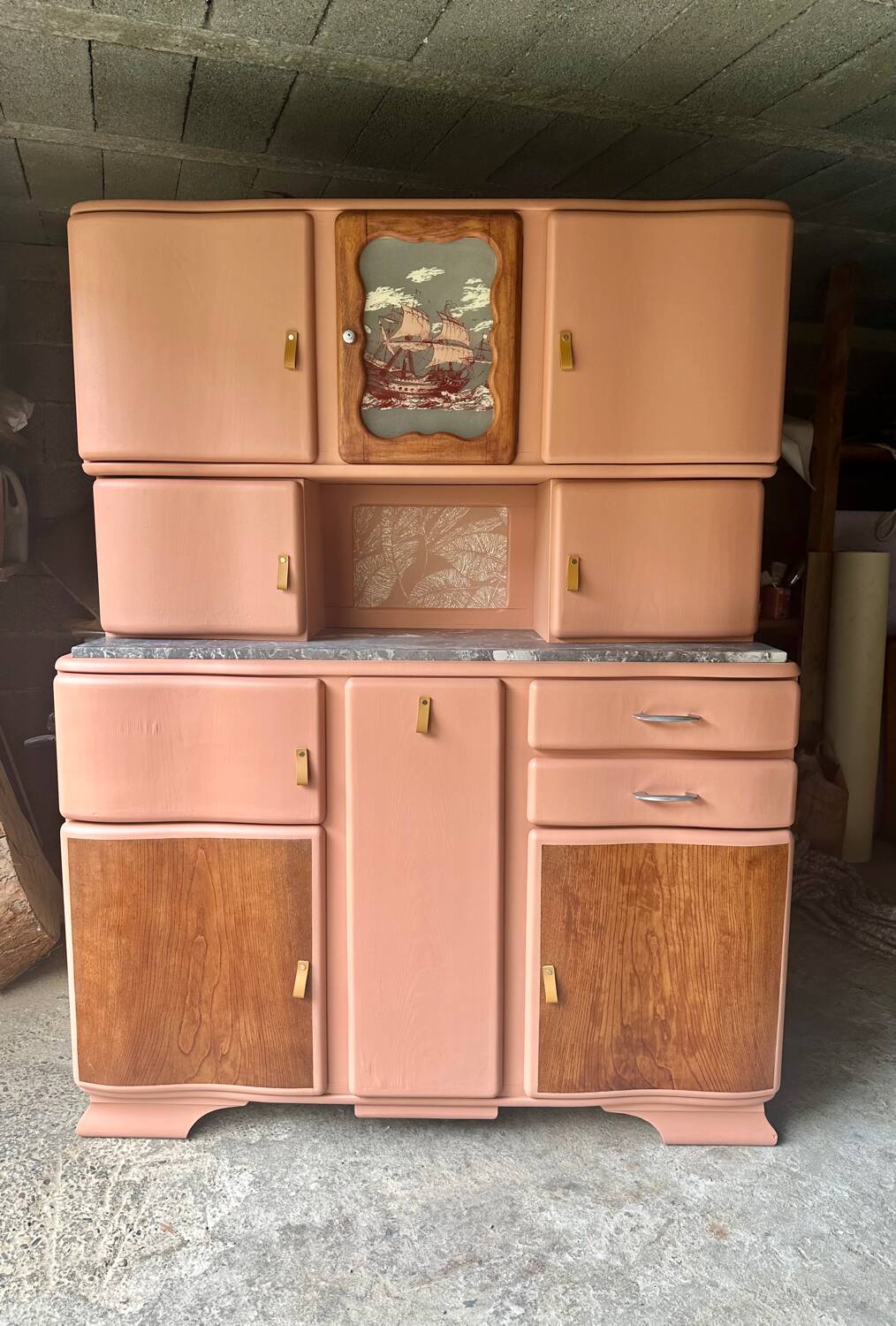 Buffet Mado vintage rénové – teinte ocre chaleureux, plateau en marbre