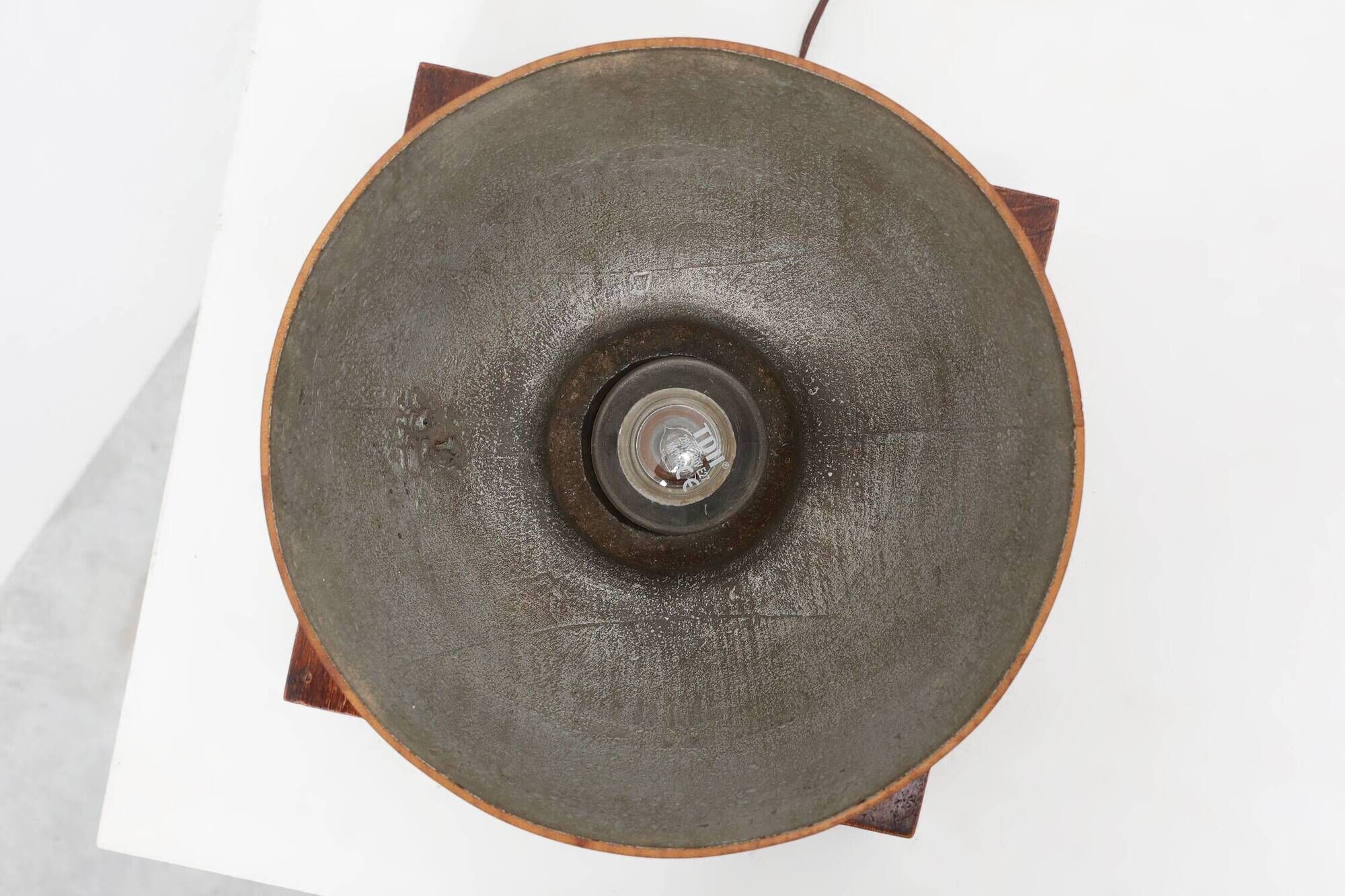 Lampe Art déco sculpturale en bois avec éclairage sur base carrée, vers 1920