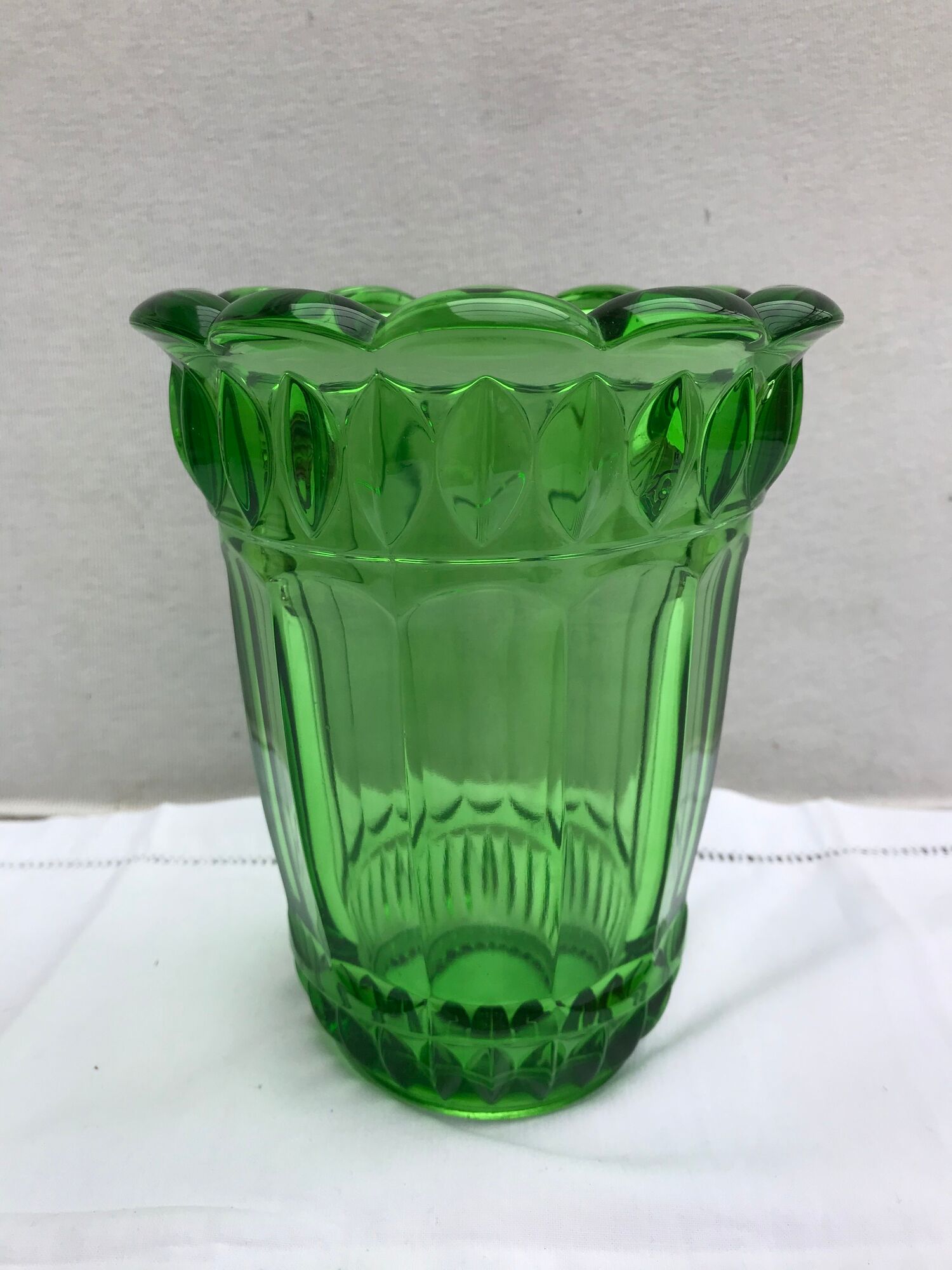 Former Vase ART DECO Style AVEN Glass Green Mold Vintage Decoration