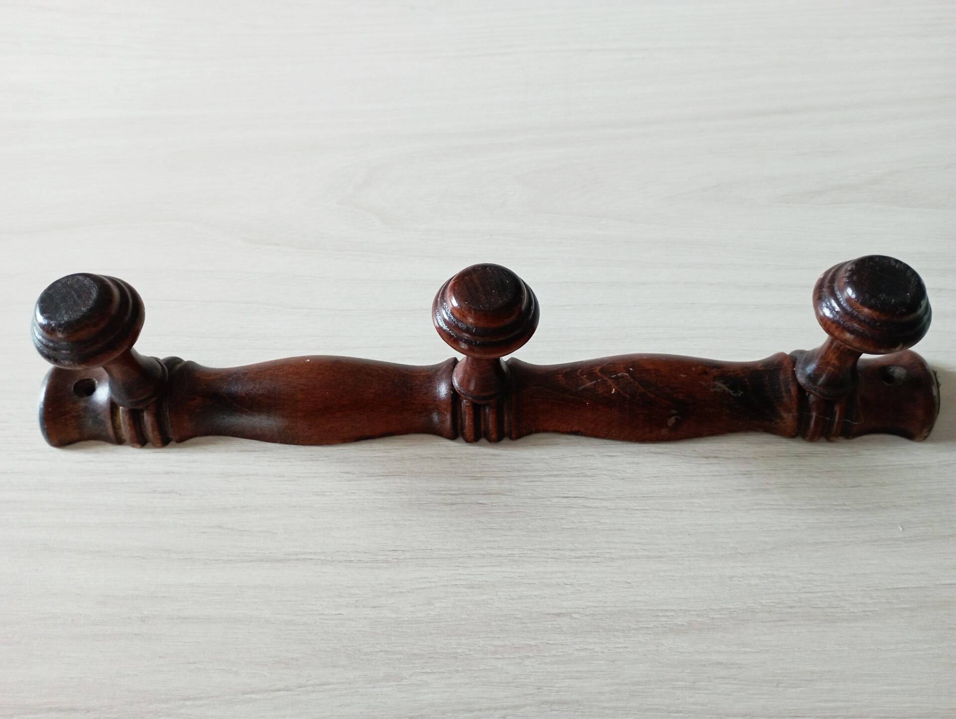 Wall-mounted coat rack with 3 hooks